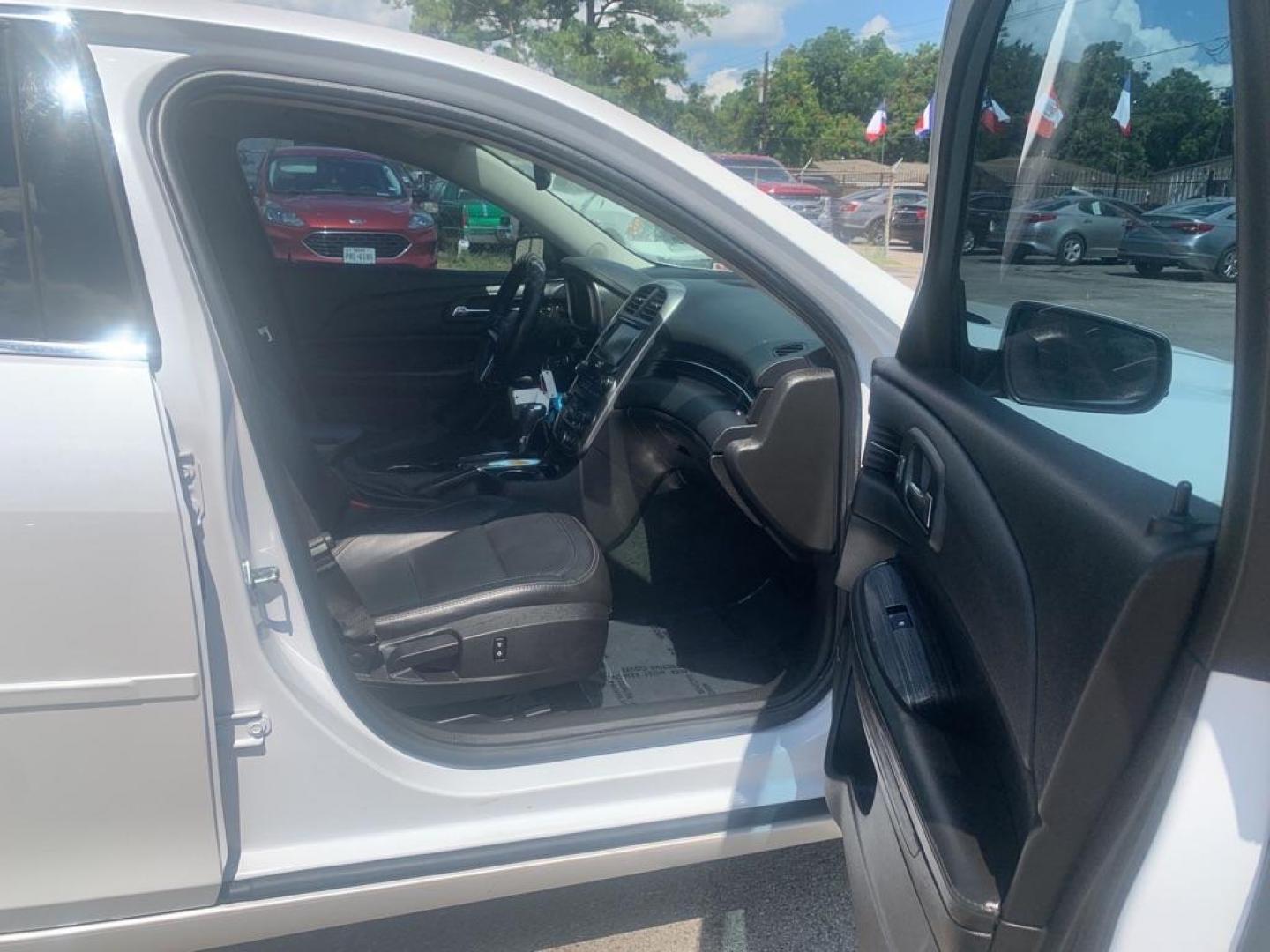 2015 WHITE CHEVROLET MALIBU 2LT (1G11D5SL3FF) with an 2.5L engine, Automatic transmission, located at 830 E. Canino Rd., Houston, TX, 77037, (281) 405-0440, 38.358219, -81.729942 - Photo#12