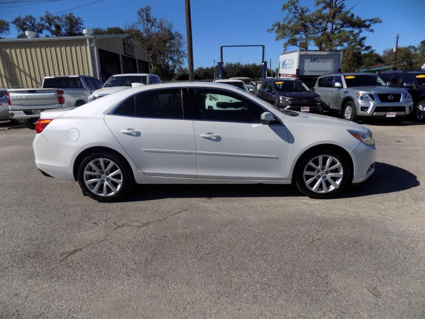 2015 WHITE CHEVROLET MALIBU 2LT (1G11D5SL3FF) with an 2.5L engine, Automatic transmission, located at 830 E. Canino Rd., Houston, TX, 77037, (281) 405-0440, 38.358219, -81.729942 - Photo#1