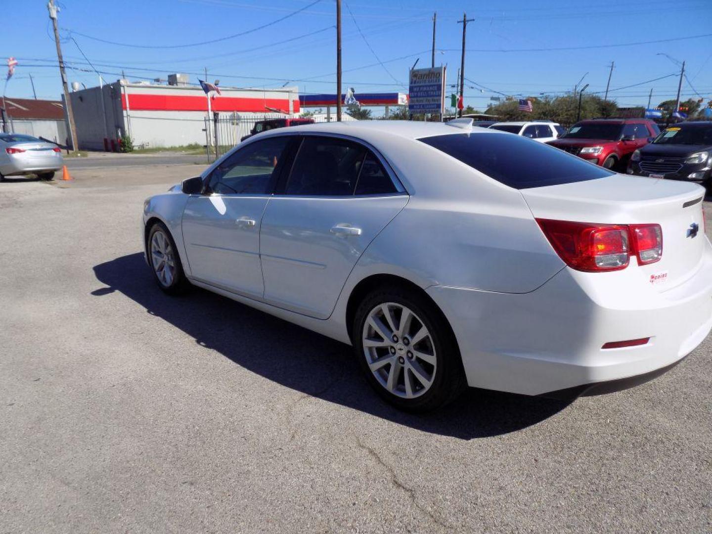 2015 WHITE CHEVROLET MALIBU 2LT (1G11D5SL3FF) with an 2.5L engine, Automatic transmission, located at 830 E. Canino Rd., Houston, TX, 77037, (281) 405-0440, 38.358219, -81.729942 - Photo#4