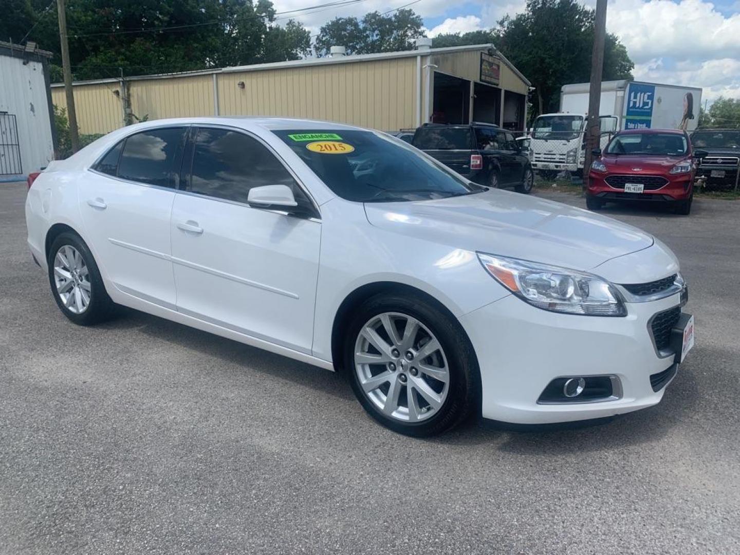 2015 WHITE CHEVROLET MALIBU 2LT (1G11D5SL3FF) with an 2.5L engine, Automatic transmission, located at 830 E. Canino Rd., Houston, TX, 77037, (281) 405-0440, 38.358219, -81.729942 - Photo#1