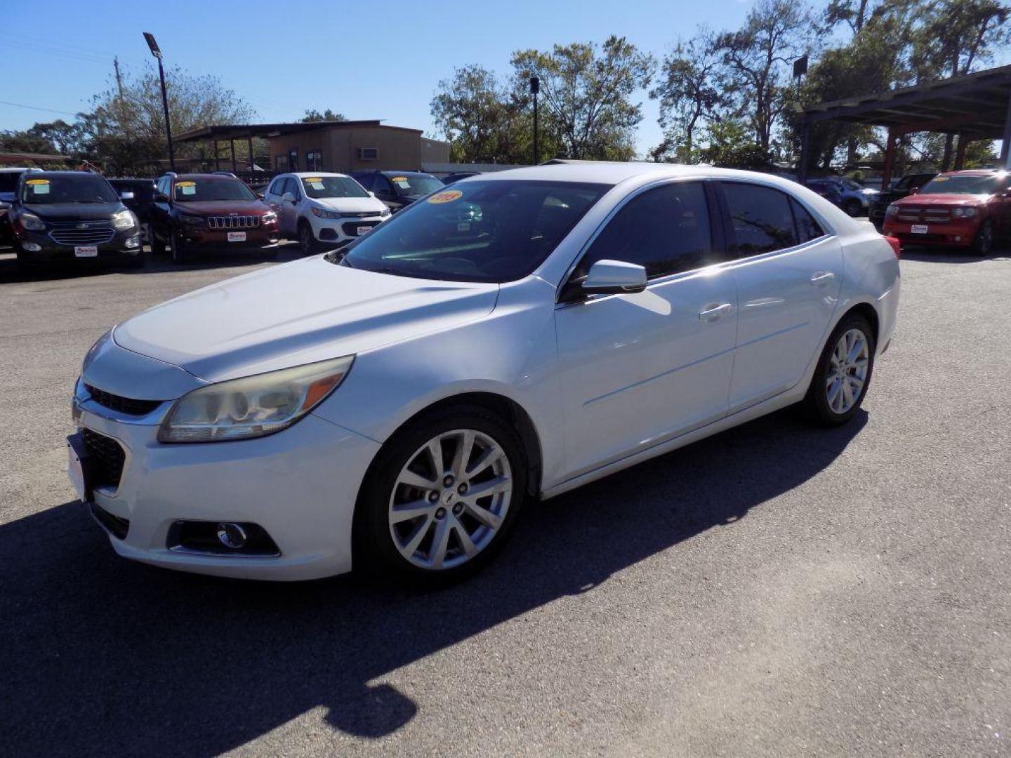 2015 WHITE CHEVROLET MALIBU 2LT (1G11D5SL3FF) with an 2.5L engine, Automatic transmission, located at 830 E. Canino Rd., Houston, TX, 77037, (281) 405-0440, 38.358219, -81.729942 - Photo#5