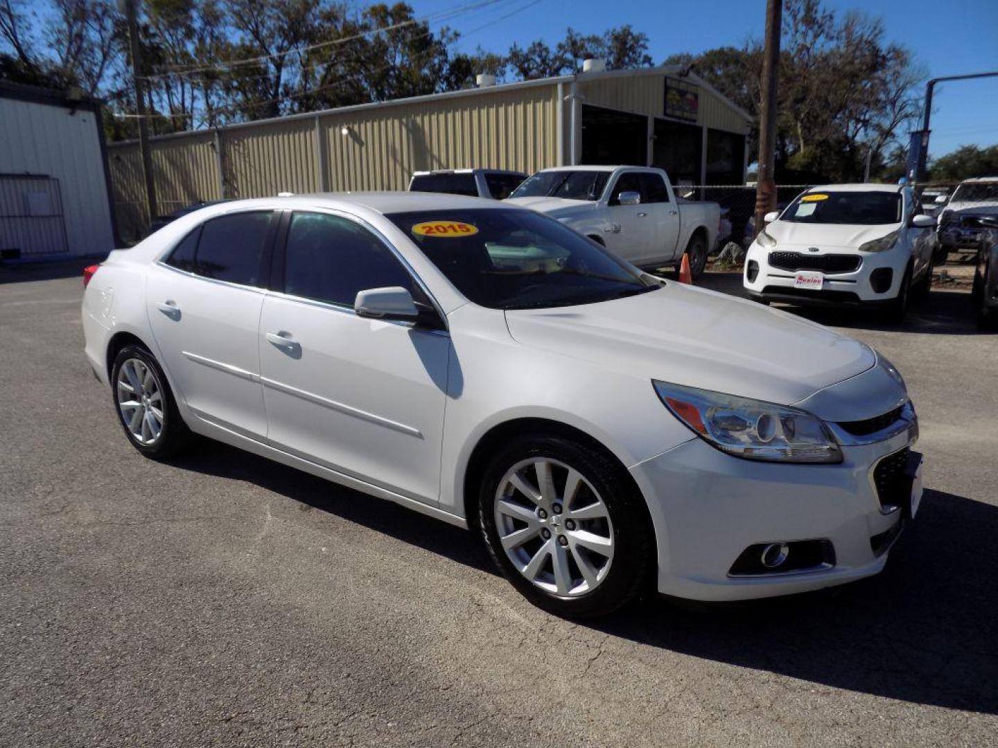 2015 WHITE CHEVROLET MALIBU 2LT (1G11D5SL3FF) with an 2.5L engine, Automatic transmission, located at 830 E. Canino Rd., Houston, TX, 77037, (281) 405-0440, 38.358219, -81.729942 - Photo#6