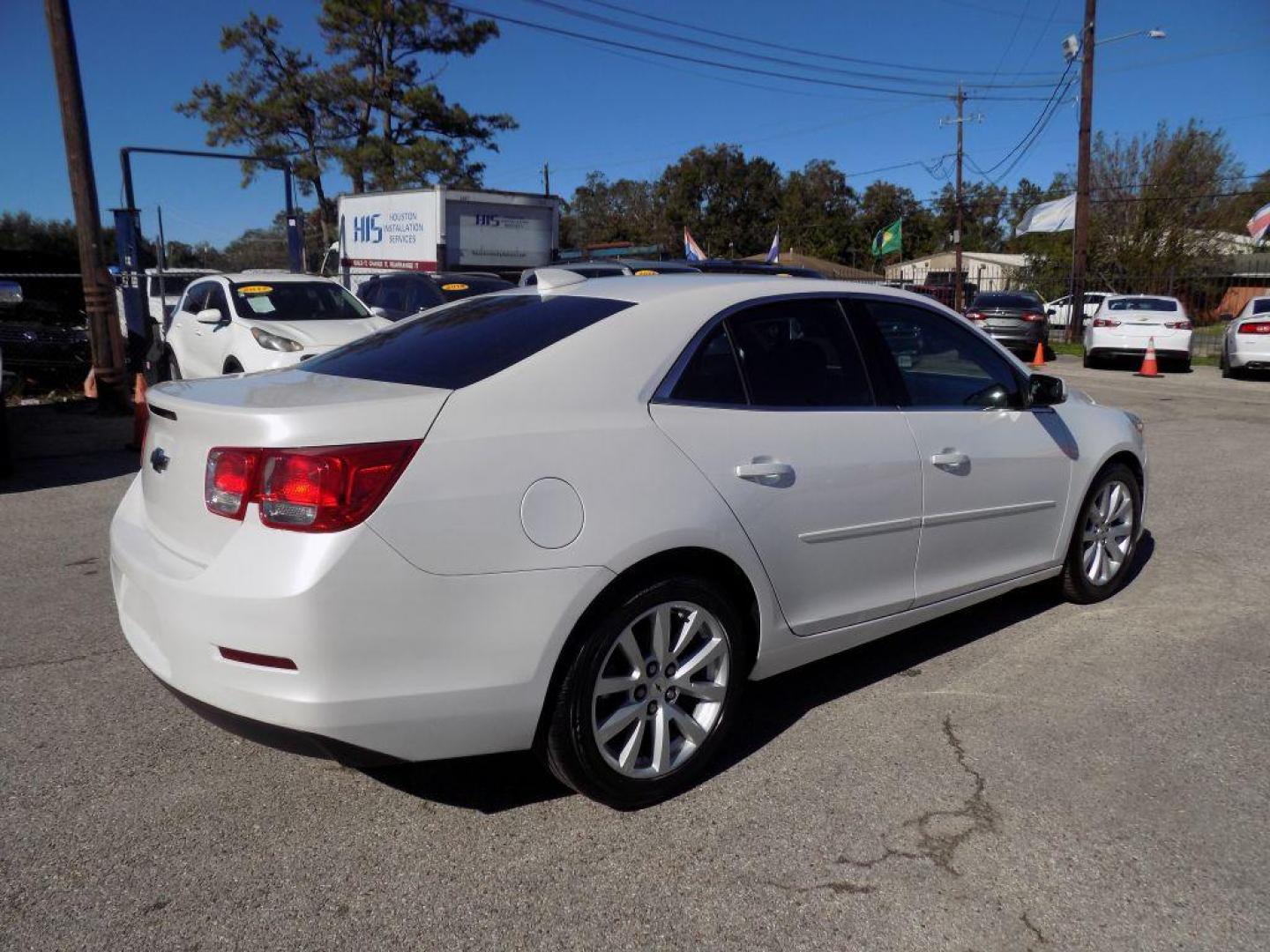 2015 WHITE CHEVROLET MALIBU 2LT (1G11D5SL3FF) with an 2.5L engine, Automatic transmission, located at 830 E. Canino Rd., Houston, TX, 77037, (281) 405-0440, 38.358219, -81.729942 - Photo#7