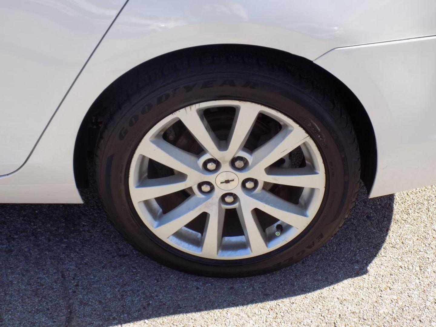 2015 WHITE CHEVROLET MALIBU 2LT (1G11D5SL3FF) with an 2.5L engine, Automatic transmission, located at 830 E. Canino Rd., Houston, TX, 77037, (281) 405-0440, 38.358219, -81.729942 - Photo#17