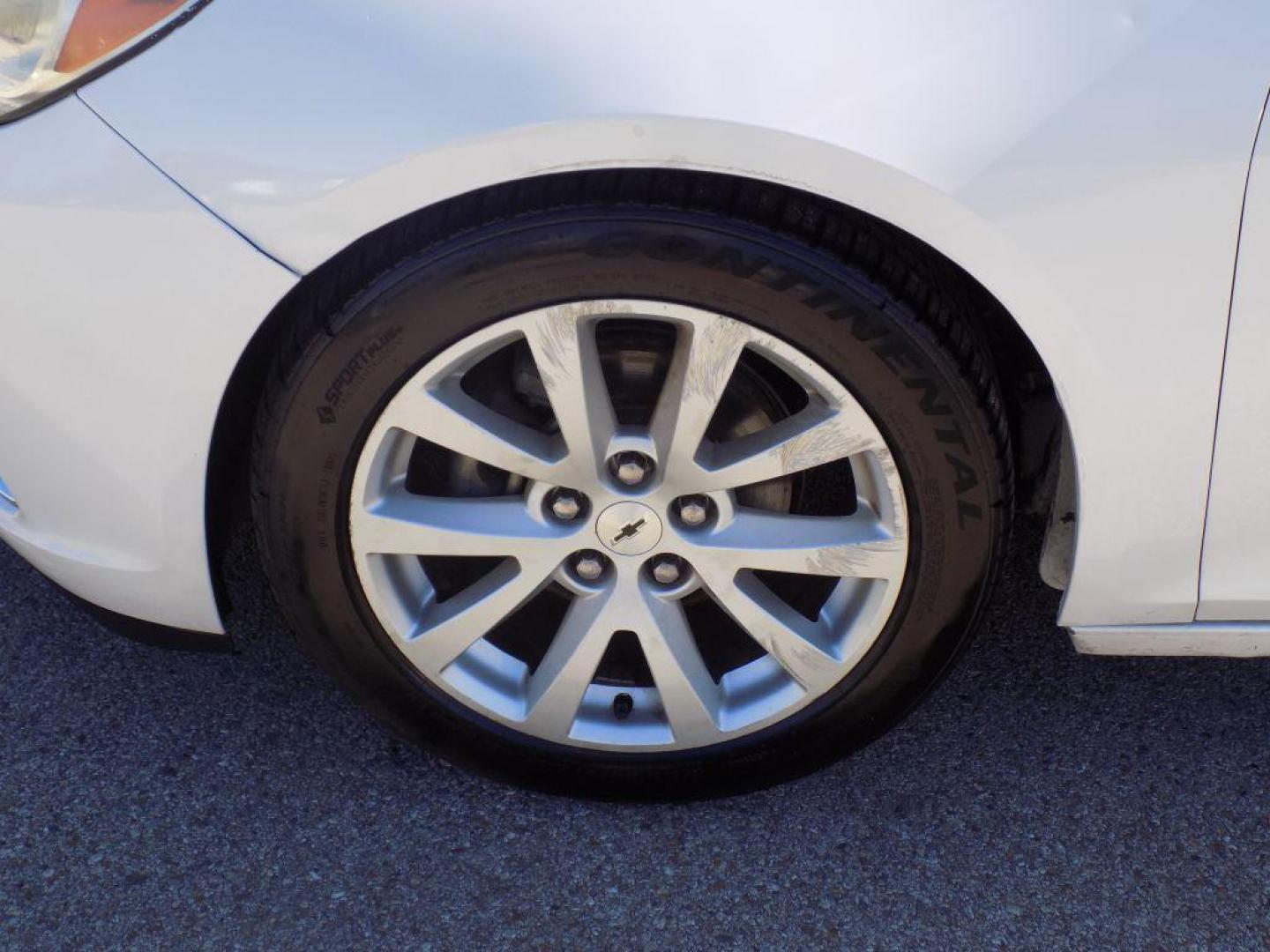 2015 WHITE CHEVROLET MALIBU 2LT (1G11D5SL3FF) with an 2.5L engine, Automatic transmission, located at 830 E. Canino Rd., Houston, TX, 77037, (281) 405-0440, 38.358219, -81.729942 - Photo#18