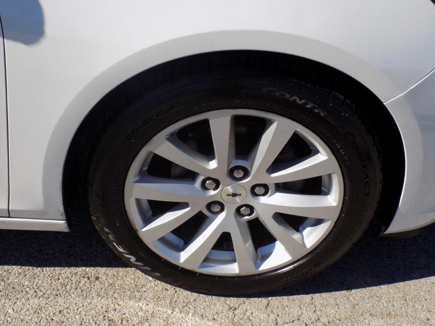 2015 WHITE CHEVROLET MALIBU 2LT (1G11D5SL3FF) with an 2.5L engine, Automatic transmission, located at 830 E. Canino Rd., Houston, TX, 77037, (281) 405-0440, 38.358219, -81.729942 - Photo#19