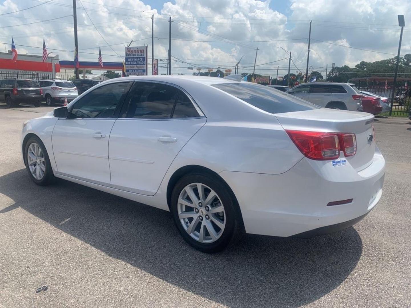 2015 WHITE CHEVROLET MALIBU 2LT (1G11D5SL3FF) with an 2.5L engine, Automatic transmission, located at 830 E. Canino Rd., Houston, TX, 77037, (281) 405-0440, 38.358219, -81.729942 - Photo#4