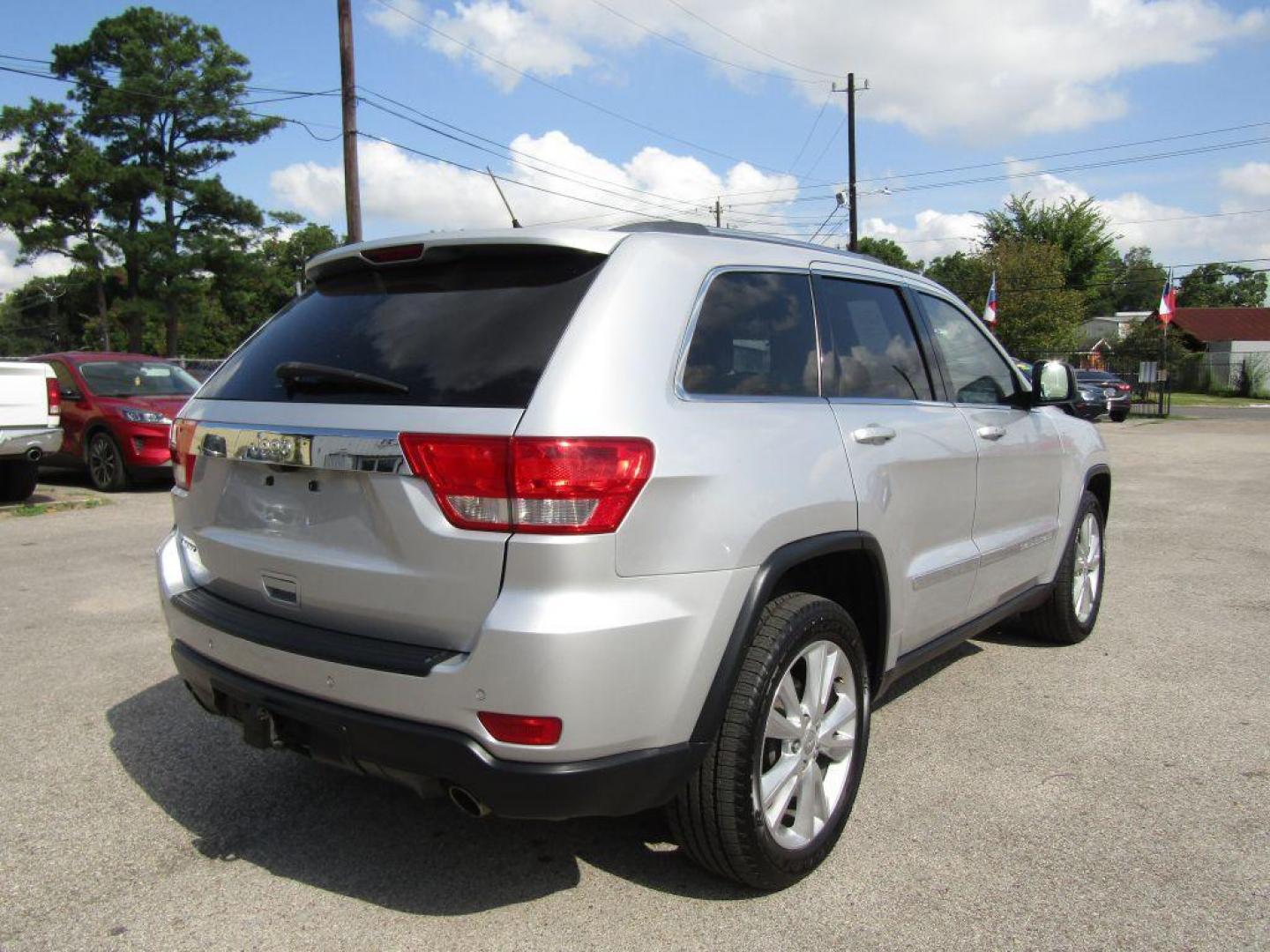 2012 SILVER JEEP GRAND CHEROKEE LAREDO (1C4RJEAT8CC) with an 5.7L engine, Automatic transmission, located at 830 E. Canino Rd., Houston, TX, 77037, (281) 405-0440, 38.358219, -81.729942 - Photo#5