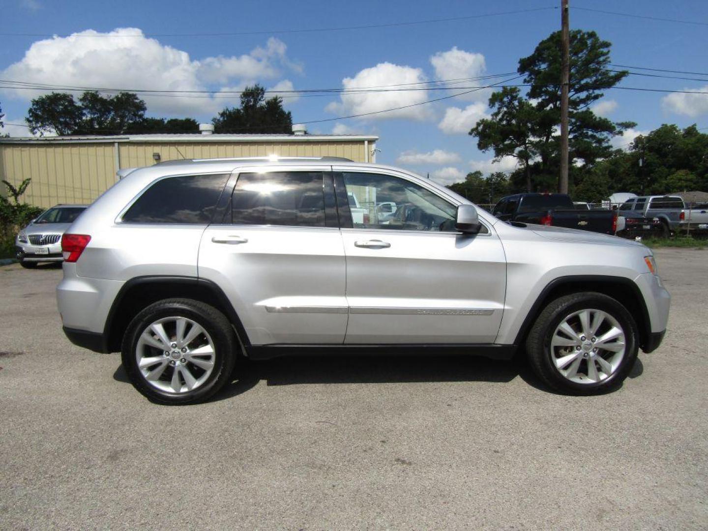 2012 SILVER JEEP GRAND CHEROKEE LAREDO (1C4RJEAT8CC) with an 5.7L engine, Automatic transmission, located at 830 E. Canino Rd., Houston, TX, 77037, (281) 405-0440, 38.358219, -81.729942 - Photo#6