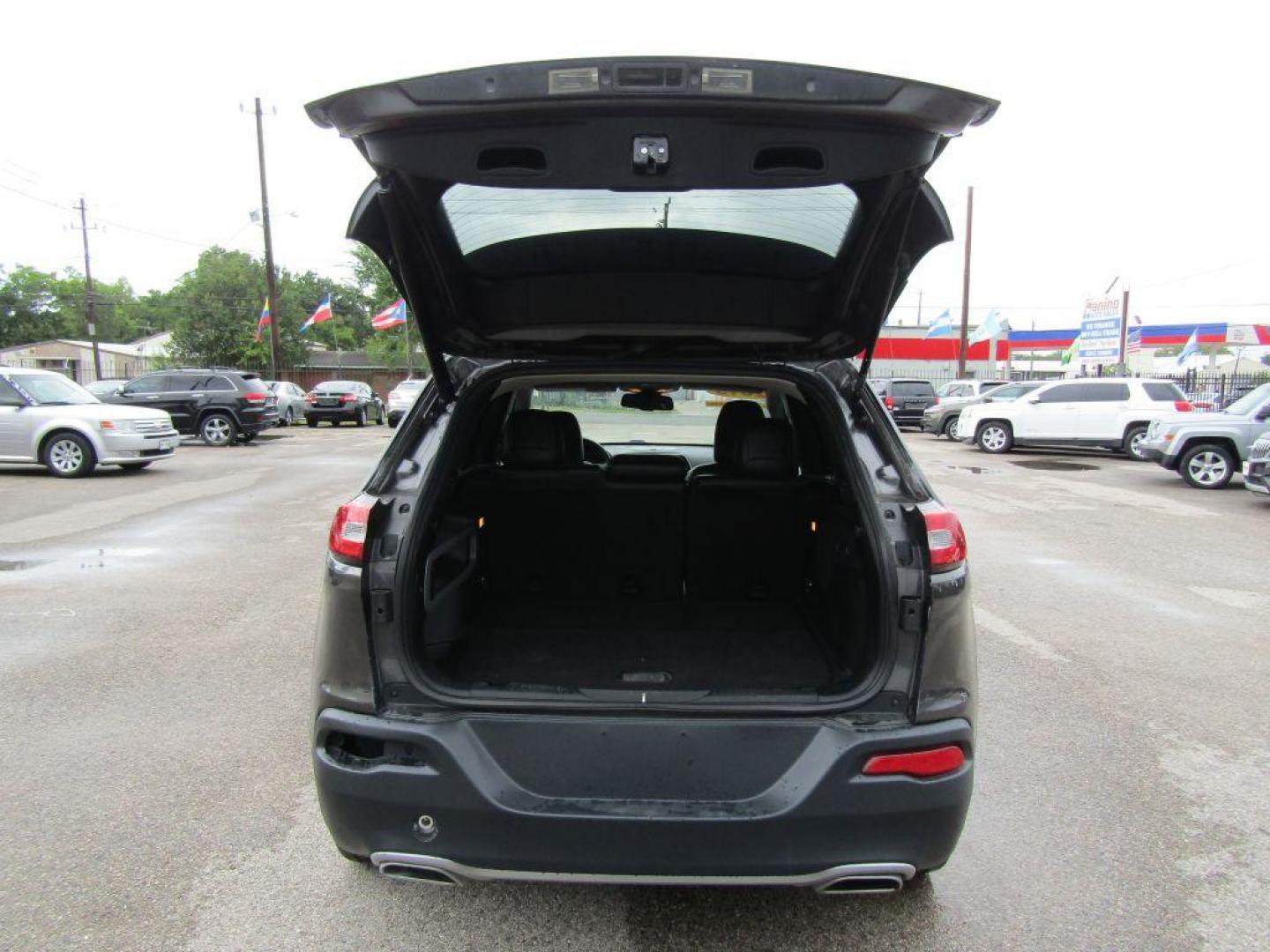 2015 GRAY JEEP CHEROKEE LIMITED (1C4PJLDS4FW) with an 3.2L engine, Automatic transmission, located at 830 E. Canino Rd., Houston, TX, 77037, (281) 405-0440, 38.358219, -81.729942 - $1,500 DOWN + TT and L IN HOUSE FINANCING AVAILABLE FINANCIAMIENTO EN CASA DISPONIBLE CALL OR COME IN TODAY 281 405 0440 CANINO AUTO SALES, LLC - Photo#16