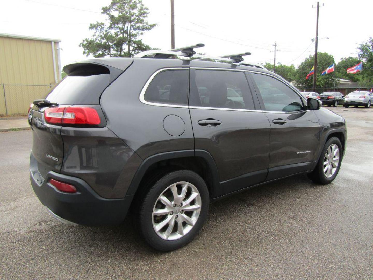 2015 GRAY JEEP CHEROKEE LIMITED (1C4PJLDS4FW) with an 3.2L engine, Automatic transmission, located at 830 E. Canino Rd., Houston, TX, 77037, (281) 405-0440, 38.358219, -81.729942 - $1,500 DOWN + TT and L IN HOUSE FINANCING AVAILABLE FINANCIAMIENTO EN CASA DISPONIBLE CALL OR COME IN TODAY 281 405 0440 CANINO AUTO SALES, LLC - Photo#2