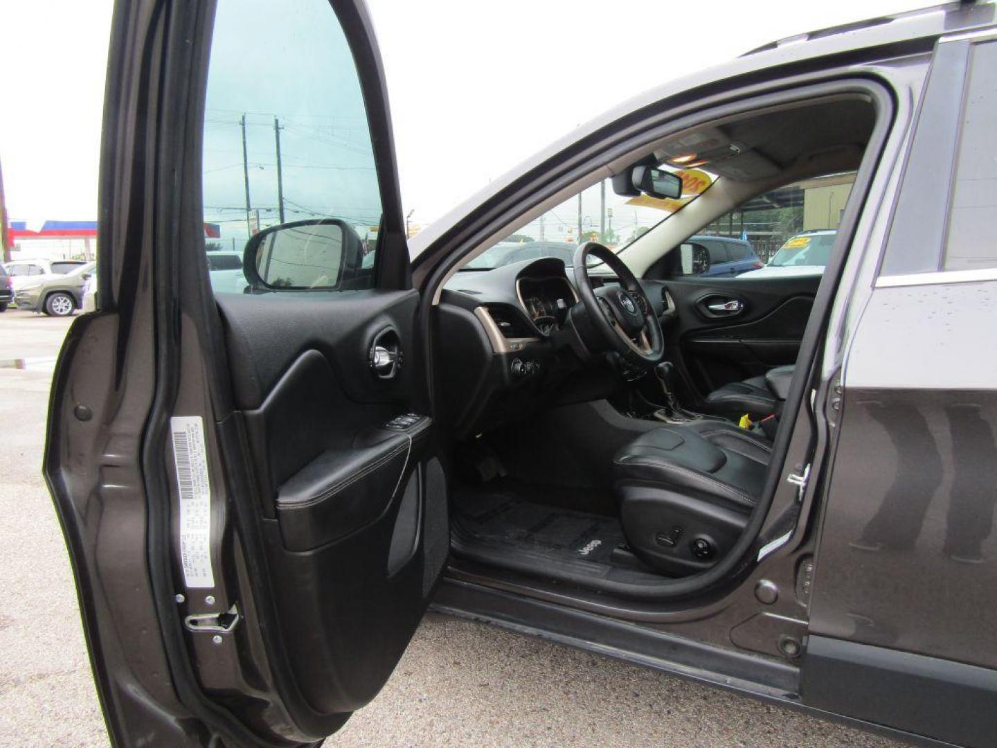 2015 GRAY JEEP CHEROKEE LIMITED (1C4PJLDS4FW) with an 3.2L engine, Automatic transmission, located at 830 E. Canino Rd., Houston, TX, 77037, (281) 405-0440, 38.358219, -81.729942 - $1,500 DOWN + TT and L IN HOUSE FINANCING AVAILABLE FINANCIAMIENTO EN CASA DISPONIBLE CALL OR COME IN TODAY 281 405 0440 CANINO AUTO SALES, LLC - Photo#8