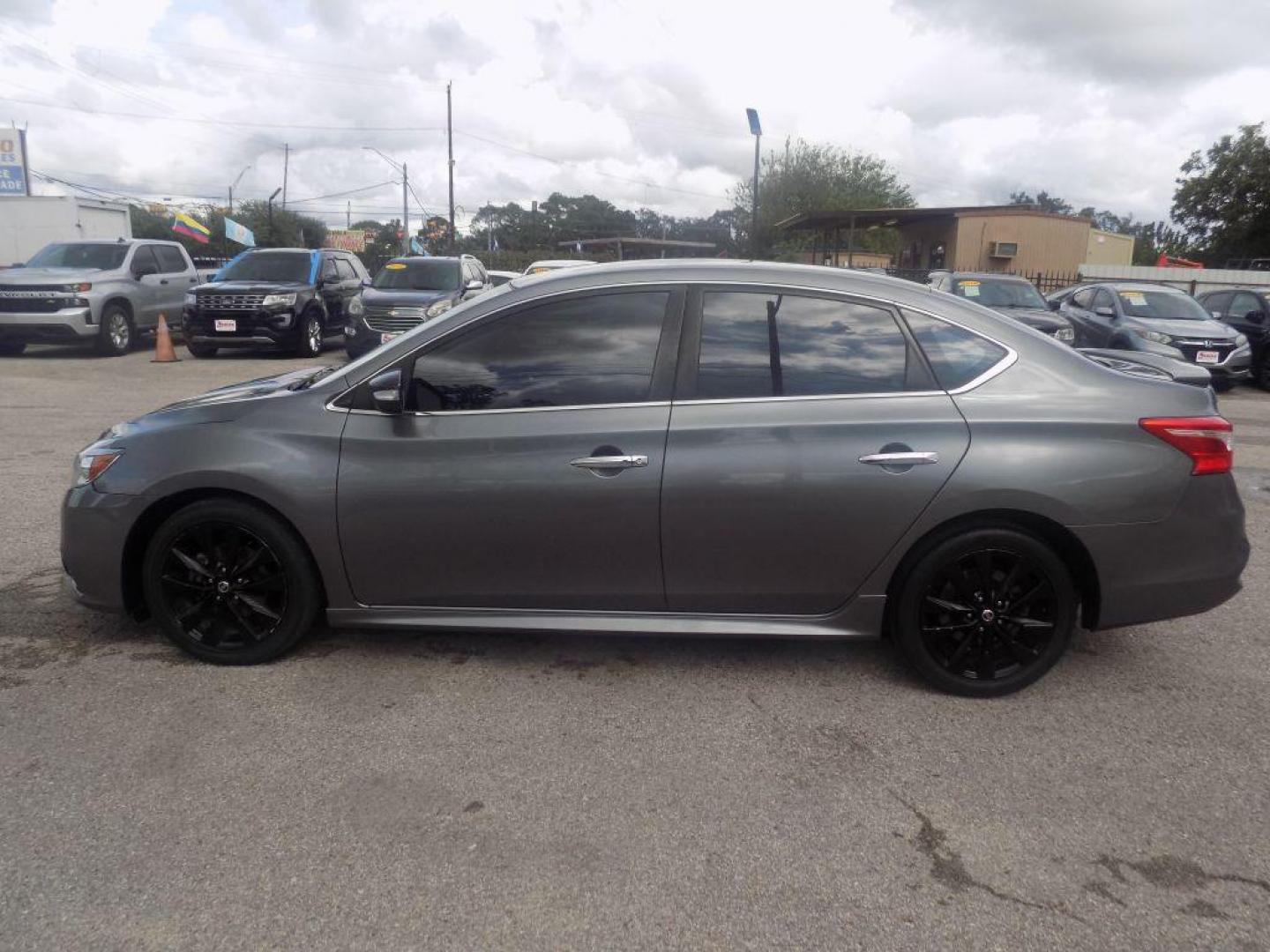 2018 GRAY NISSAN SENTRA S (3N1AB7AP7JY) with an 1.8L engine, Continuously Variable transmission, located at 830 E. Canino Rd., Houston, TX, 77037, (281) 405-0440, 38.358219, -81.729942 - PAGOS COMODOS, ENGANCHES COMODOS. FINANCIAMIENTO RAPIDO Y FACIL. BUEN CREDITO, MAL CREDITO, COMPRADOR POR PRIMERA VES O NO LICENCIA, CANINO AUTO SALES TE PUEDE AYUDAR! LLAMA/TEXTO O VISITANOS HOY MISMO (281) 405-0440 ESTAMOS LOCALIZADOS EN 830 E. CANINO RD. (ESQUINA CON AIRLINE) HOUSTON, TEXAS - Photo#3