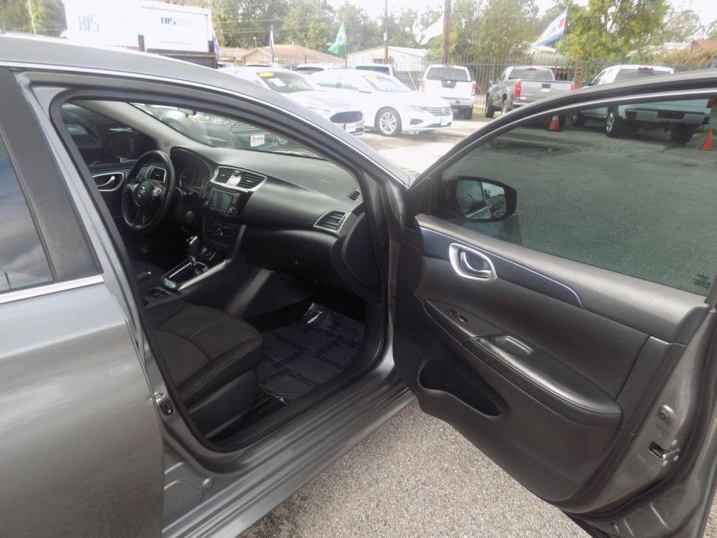 2018 GRAY NISSAN SENTRA S (3N1AB7AP7JY) with an 1.8L engine, Continuously Variable transmission, located at 830 E. Canino Rd., Houston, TX, 77037, (281) 405-0440, 38.358219, -81.729942 - PAGOS COMODOS, ENGANCHES COMODOS. FINANCIAMIENTO RAPIDO Y FACIL. BUEN CREDITO, MAL CREDITO, COMPRADOR POR PRIMERA VES O NO LICENCIA, CANINO AUTO SALES TE PUEDE AYUDAR! LLAMA/TEXTO O VISITANOS HOY MISMO (281) 405-0440 ESTAMOS LOCALIZADOS EN 830 E. CANINO RD. (ESQUINA CON AIRLINE) HOUSTON, TEXAS - Photo#8