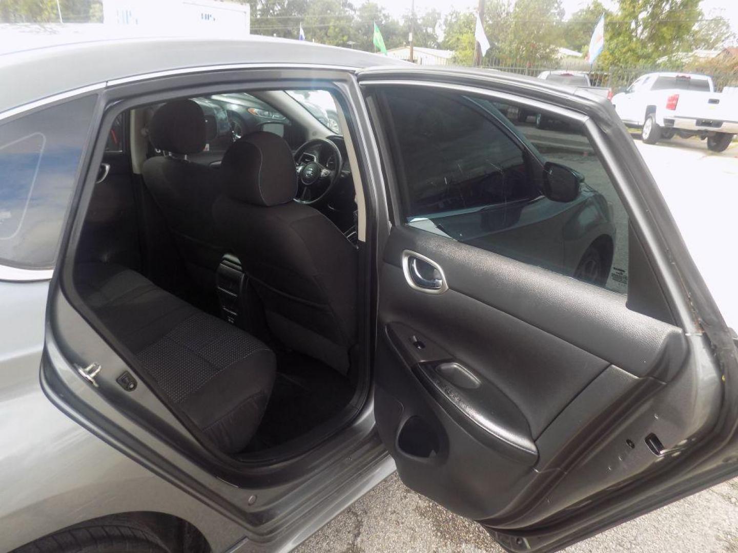 2018 GRAY NISSAN SENTRA S (3N1AB7AP7JY) with an 1.8L engine, Continuously Variable transmission, located at 830 E. Canino Rd., Houston, TX, 77037, (281) 405-0440, 38.358219, -81.729942 - PAGOS COMODOS, ENGANCHES COMODOS. FINANCIAMIENTO RAPIDO Y FACIL. BUEN CREDITO, MAL CREDITO, COMPRADOR POR PRIMERA VES O NO LICENCIA, CANINO AUTO SALES TE PUEDE AYUDAR! LLAMA/TEXTO O VISITANOS HOY MISMO (281) 405-0440 ESTAMOS LOCALIZADOS EN 830 E. CANINO RD. (ESQUINA CON AIRLINE) HOUSTON, TEXAS - Photo#10