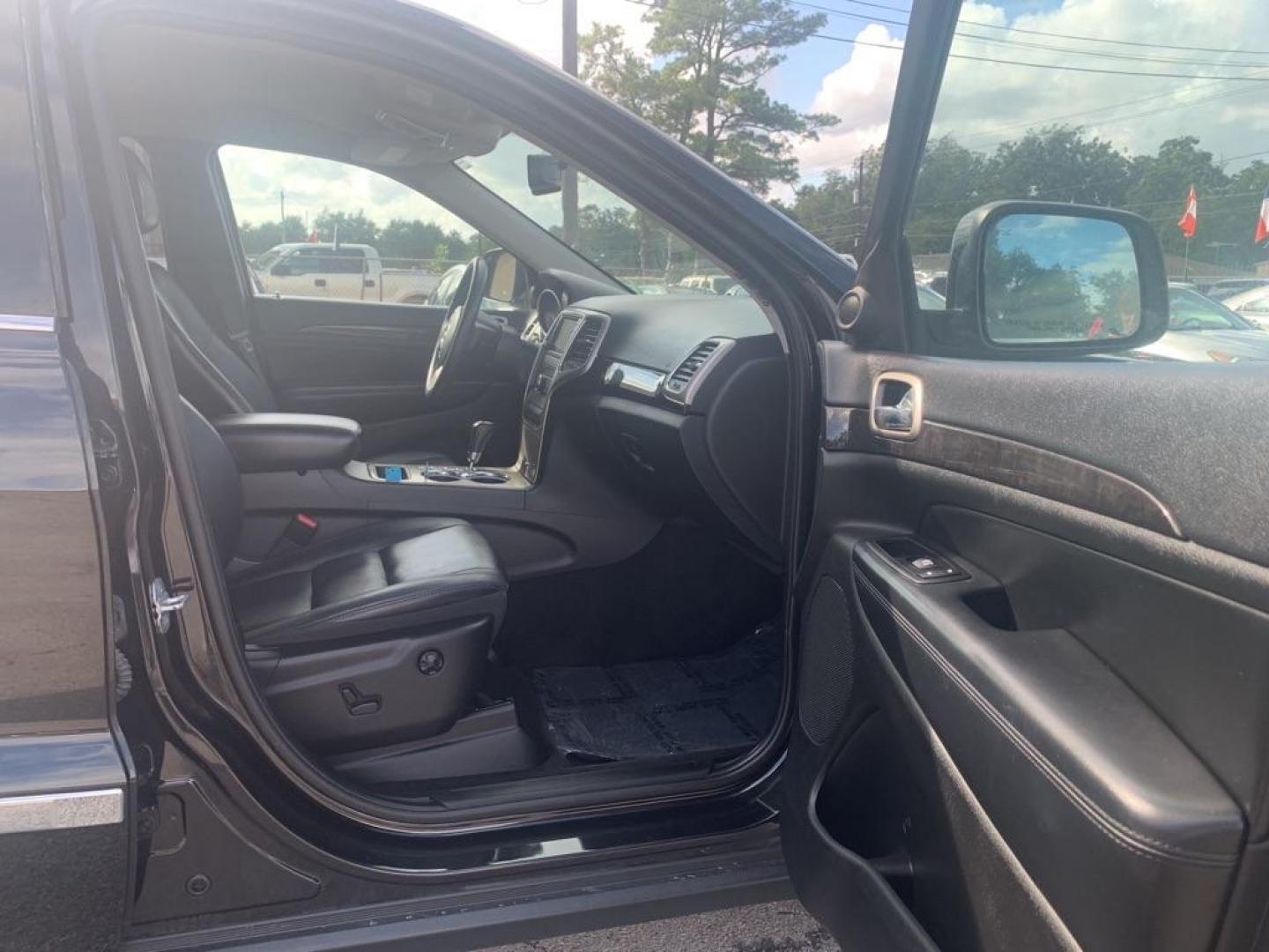 2012 BLACK JEEP GRAND CHEROKEE LAREDO (1C4RJFAG8CC) with an 3.6L engine, Automatic transmission, located at 830 E. Canino Rd., Houston, TX, 77037, (281) 405-0440, 38.358219, -81.729942 - Photo#13