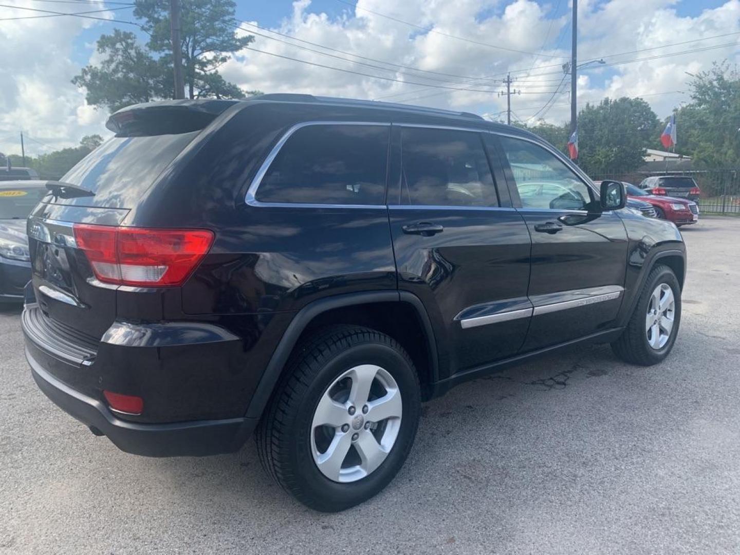 2012 BLACK JEEP GRAND CHEROKEE LAREDO (1C4RJFAG8CC) with an 3.6L engine, Automatic transmission, located at 830 E. Canino Rd., Houston, TX, 77037, (281) 405-0440, 38.358219, -81.729942 - Photo#4