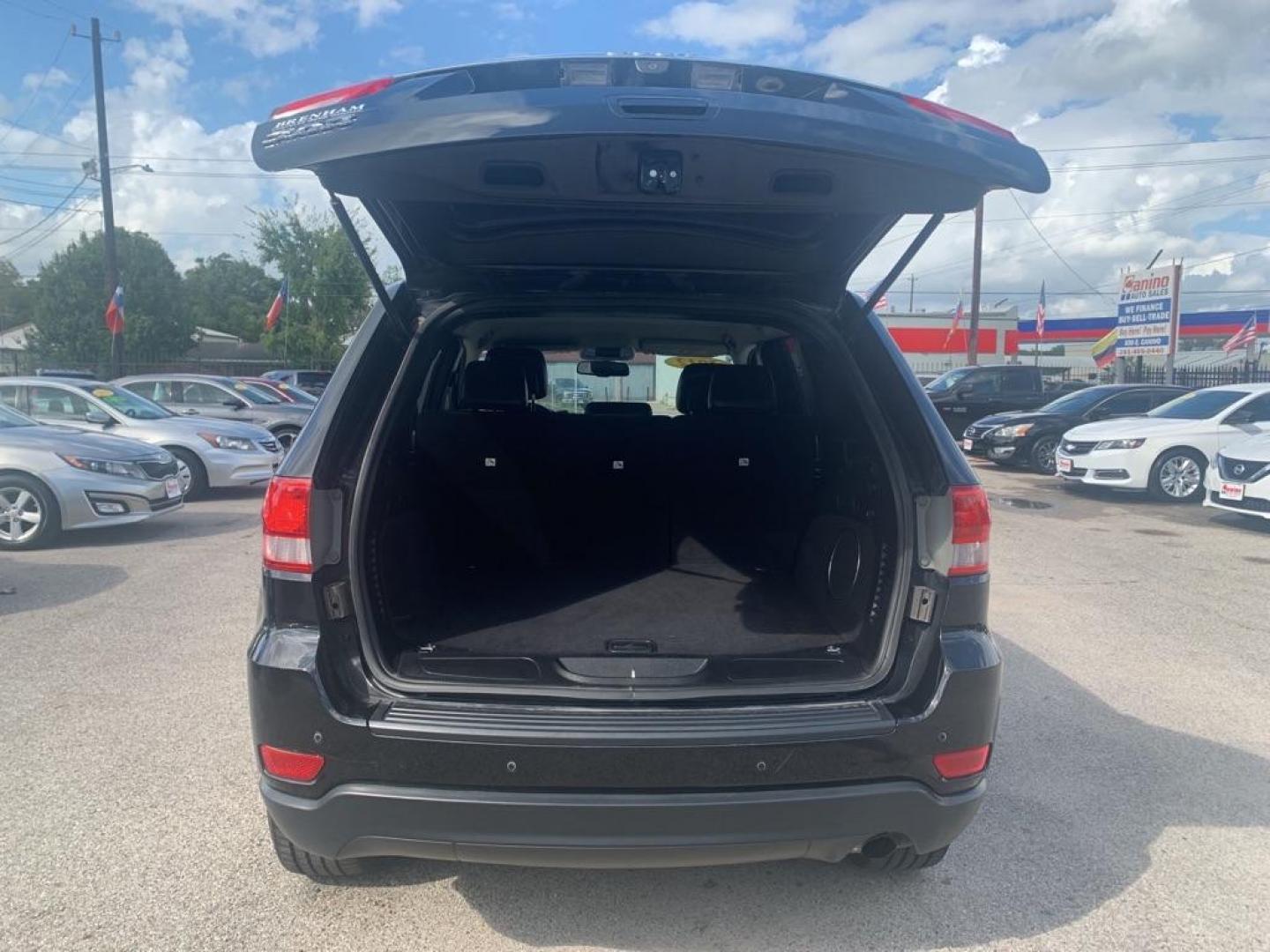 2012 BLACK JEEP GRAND CHEROKEE LAREDO (1C4RJFAG8CC) with an 3.6L engine, Automatic transmission, located at 830 E. Canino Rd., Houston, TX, 77037, (281) 405-0440, 38.358219, -81.729942 - Photo#6