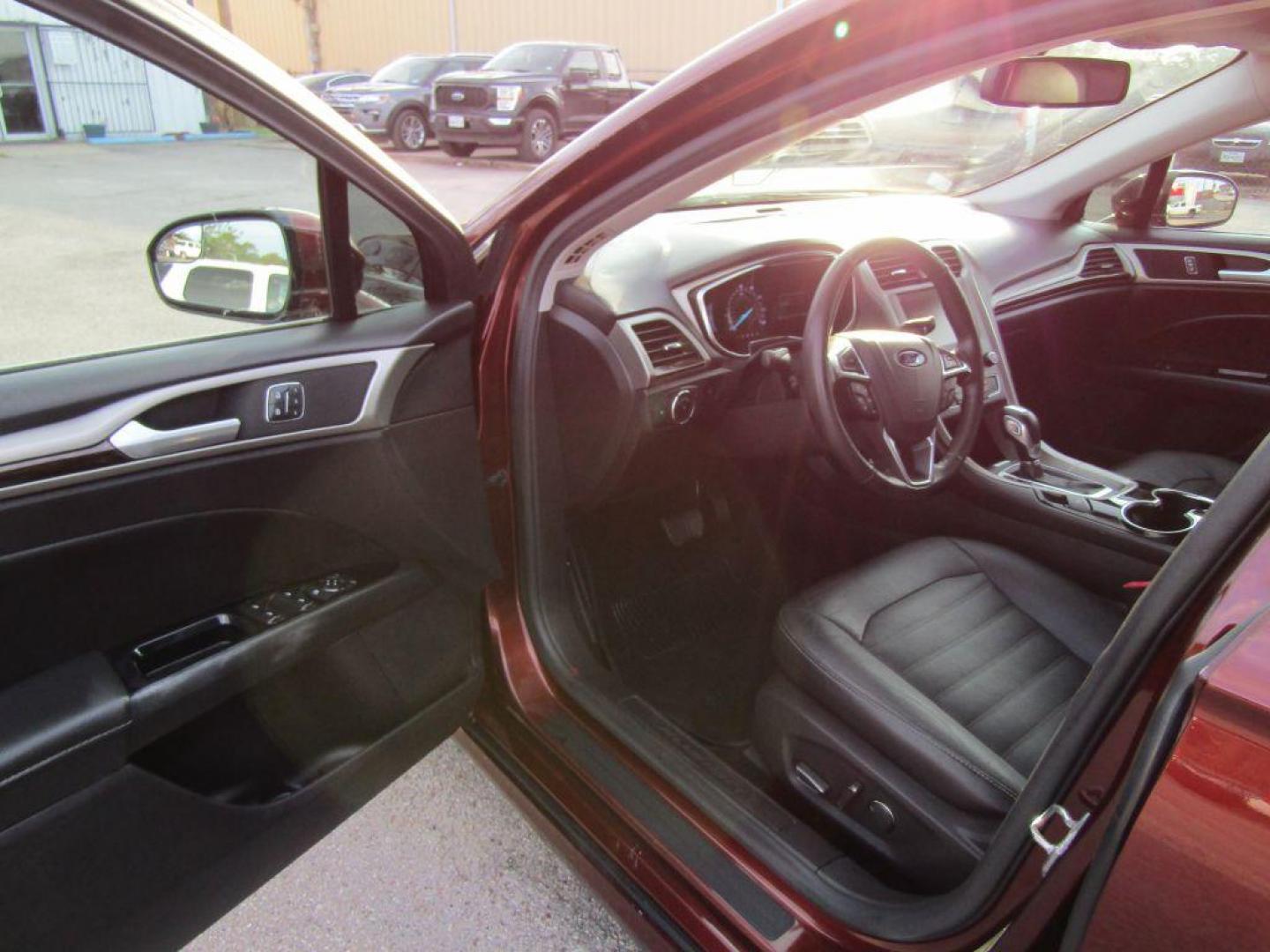 2016 BROWN FORD FUSION SE (3FA6P0HD6GR) with an 1.5L engine, Automatic transmission, located at 830 E. Canino Rd., Houston, TX, 77037, (281) 405-0440, 38.358219, -81.729942 - Photo#12