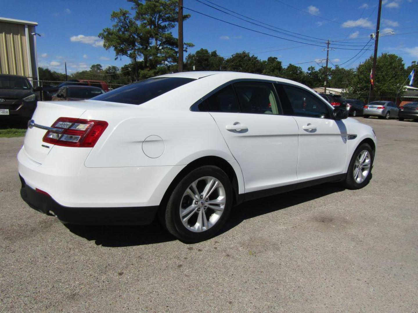 2015 WHITE FORD TAURUS SE (1FAHP2D89FG) with an 3.5L engine, Automatic transmission, located at 830 E. Canino Rd., Houston, TX, 77037, (281) 405-0440, 38.358219, -81.729942 - Photo#1