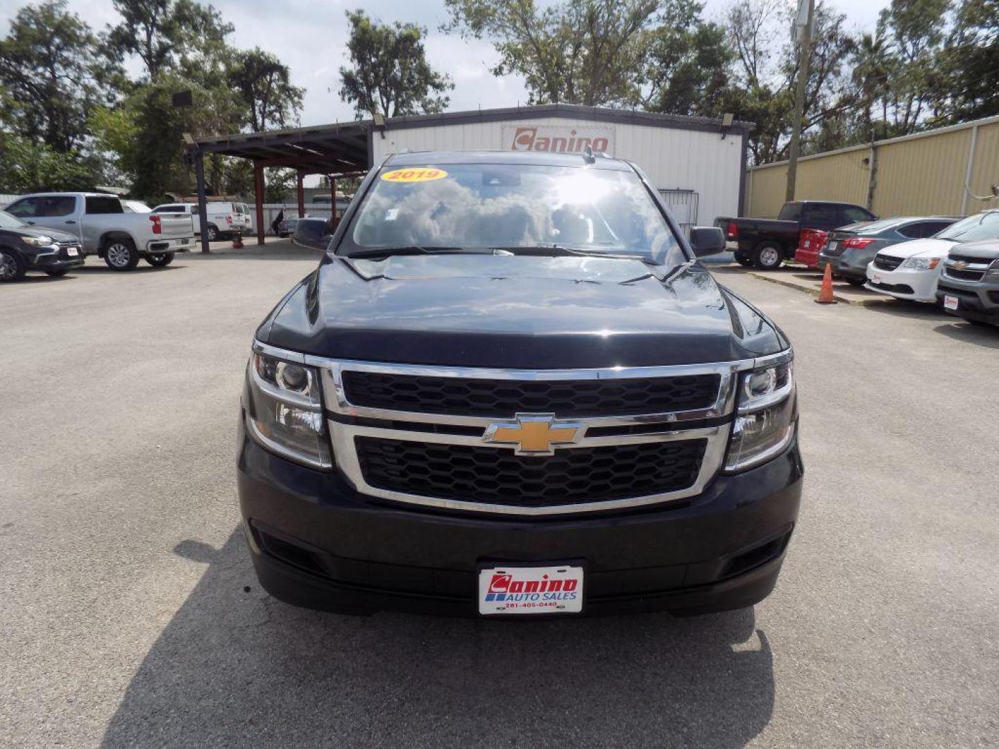 2019 BLACK CHEVROLET TAHOE 1500 LT (1GNSCBKC9KR) with an 5.3L engine, Automatic transmission, located at 830 E. Canino Rd., Houston, TX, 77037, (281) 405-0440, 38.358219, -81.729942 - PAGOS COMODOS, ENGANCHES COMODOS. FINANCIAMIENTO RAPIDO Y FACIL. BUEN CREDITO, MAL CREDITO, COMPRADOR POR PRIMERA VES O NO LICENCIA, CANINO AUTO SALES TE PUEDE AYUDAR! LLAMA/TEXTO O VISITANOS HOY MISMO (281) 405-0440 ESTAMOS LOCALIZADOS EN 830 E. CANINO RD. (ESQUINA CON AIRLINE) HOUSTON, TEXAS - Photo#0