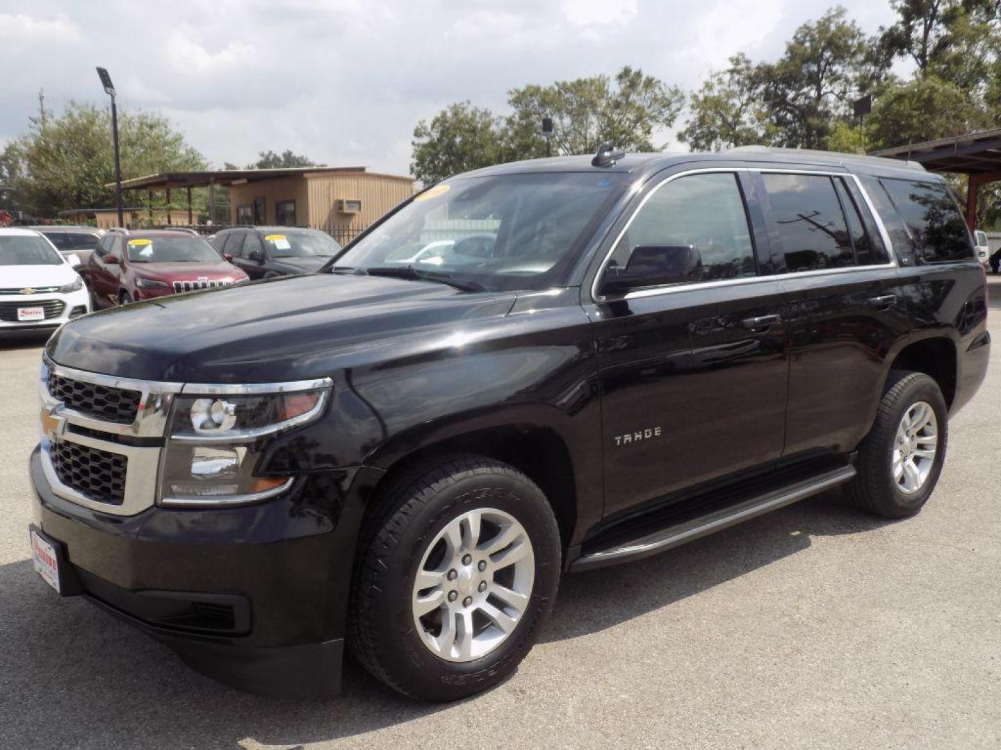 2019 BLACK CHEVROLET TAHOE 1500 LT (1GNSCBKC9KR) with an 5.3L engine, Automatic transmission, located at 830 E. Canino Rd., Houston, TX, 77037, (281) 405-0440, 38.358219, -81.729942 - PAGOS COMODOS, ENGANCHES COMODOS. FINANCIAMIENTO RAPIDO Y FACIL. BUEN CREDITO, MAL CREDITO, COMPRADOR POR PRIMERA VES O NO LICENCIA, CANINO AUTO SALES TE PUEDE AYUDAR! LLAMA/TEXTO O VISITANOS HOY MISMO (281) 405-0440 ESTAMOS LOCALIZADOS EN 830 E. CANINO RD. (ESQUINA CON AIRLINE) HOUSTON, TEXAS - Photo#5