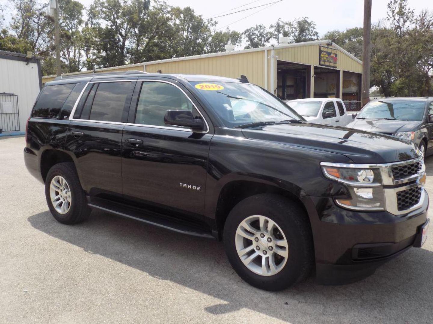 2019 BLACK CHEVROLET TAHOE 1500 LT (1GNSCBKC9KR) with an 5.3L engine, Automatic transmission, located at 830 E. Canino Rd., Houston, TX, 77037, (281) 405-0440, 38.358219, -81.729942 - PAGOS COMODOS, ENGANCHES COMODOS. FINANCIAMIENTO RAPIDO Y FACIL. BUEN CREDITO, MAL CREDITO, COMPRADOR POR PRIMERA VES O NO LICENCIA, CANINO AUTO SALES TE PUEDE AYUDAR! LLAMA/TEXTO O VISITANOS HOY MISMO (281) 405-0440 ESTAMOS LOCALIZADOS EN 830 E. CANINO RD. (ESQUINA CON AIRLINE) HOUSTON, TEXAS - Photo#6