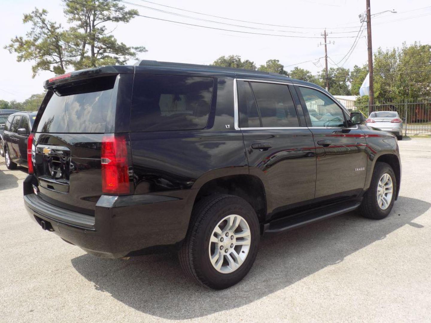 2019 BLACK CHEVROLET TAHOE 1500 LT (1GNSCBKC9KR) with an 5.3L engine, Automatic transmission, located at 830 E. Canino Rd., Houston, TX, 77037, (281) 405-0440, 38.358219, -81.729942 - PAGOS COMODOS, ENGANCHES COMODOS. FINANCIAMIENTO RAPIDO Y FACIL. BUEN CREDITO, MAL CREDITO, COMPRADOR POR PRIMERA VES O NO LICENCIA, CANINO AUTO SALES TE PUEDE AYUDAR! LLAMA/TEXTO O VISITANOS HOY MISMO (281) 405-0440 ESTAMOS LOCALIZADOS EN 830 E. CANINO RD. (ESQUINA CON AIRLINE) HOUSTON, TEXAS - Photo#7