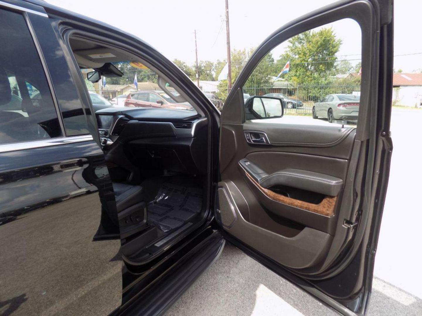 2019 BLACK CHEVROLET TAHOE 1500 LT (1GNSCBKC9KR) with an 5.3L engine, Automatic transmission, located at 830 E. Canino Rd., Houston, TX, 77037, (281) 405-0440, 38.358219, -81.729942 - PAGOS COMODOS, ENGANCHES COMODOS. FINANCIAMIENTO RAPIDO Y FACIL. BUEN CREDITO, MAL CREDITO, COMPRADOR POR PRIMERA VES O NO LICENCIA, CANINO AUTO SALES TE PUEDE AYUDAR! LLAMA/TEXTO O VISITANOS HOY MISMO (281) 405-0440 ESTAMOS LOCALIZADOS EN 830 E. CANINO RD. (ESQUINA CON AIRLINE) HOUSTON, TEXAS - Photo#8