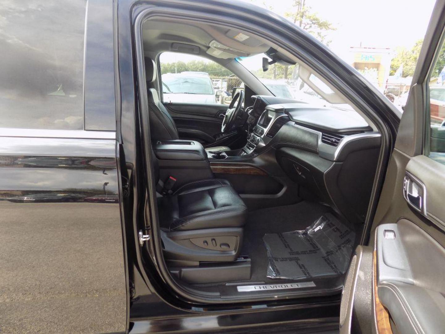 2019 BLACK CHEVROLET TAHOE 1500 LT (1GNSCBKC9KR) with an 5.3L engine, Automatic transmission, located at 830 E. Canino Rd., Houston, TX, 77037, (281) 405-0440, 38.358219, -81.729942 - PAGOS COMODOS, ENGANCHES COMODOS. FINANCIAMIENTO RAPIDO Y FACIL. BUEN CREDITO, MAL CREDITO, COMPRADOR POR PRIMERA VES O NO LICENCIA, CANINO AUTO SALES TE PUEDE AYUDAR! LLAMA/TEXTO O VISITANOS HOY MISMO (281) 405-0440 ESTAMOS LOCALIZADOS EN 830 E. CANINO RD. (ESQUINA CON AIRLINE) HOUSTON, TEXAS - Photo#9