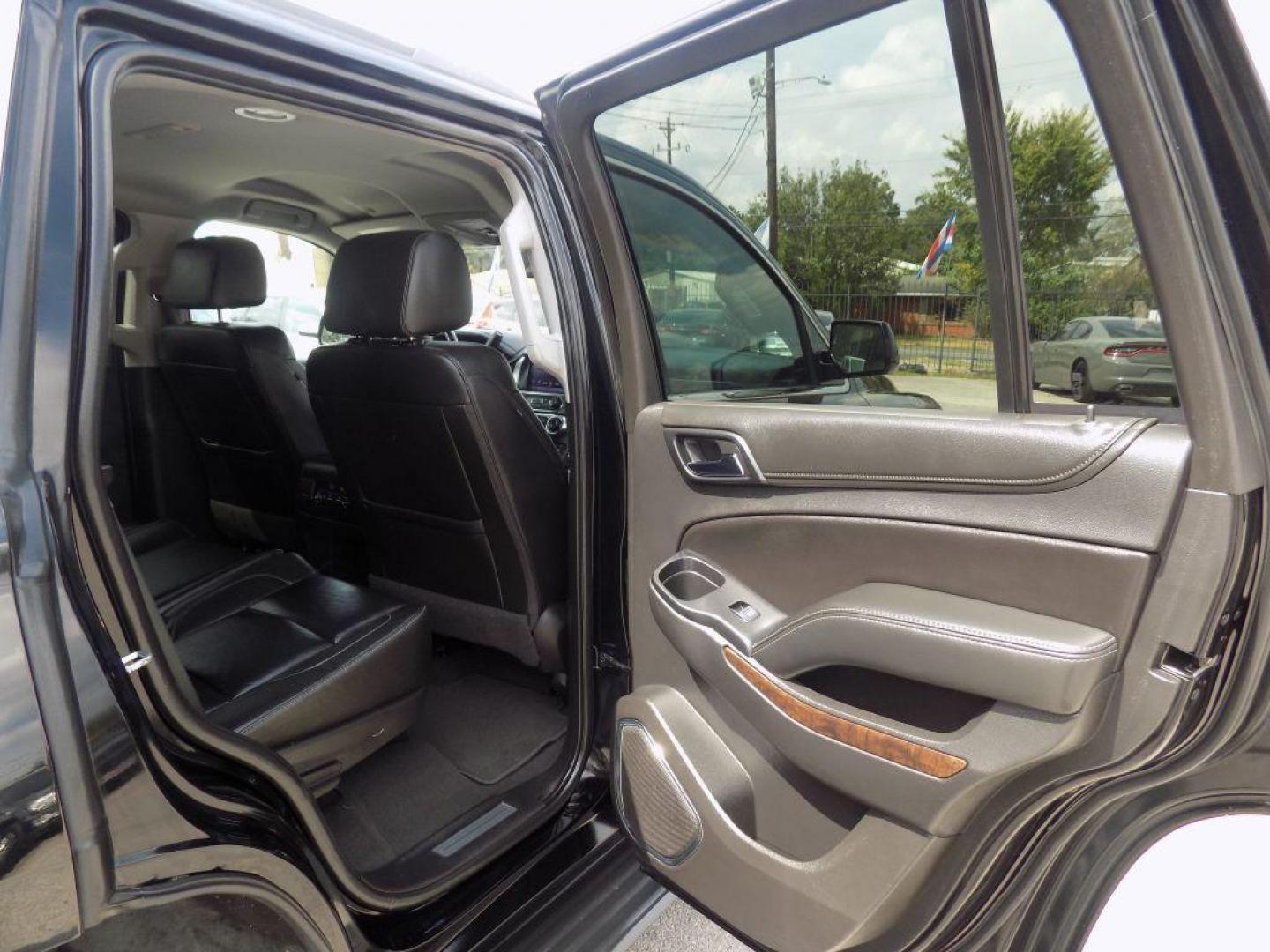 2019 BLACK CHEVROLET TAHOE 1500 LT (1GNSCBKC9KR) with an 5.3L engine, Automatic transmission, located at 830 E. Canino Rd., Houston, TX, 77037, (281) 405-0440, 38.358219, -81.729942 - PAGOS COMODOS, ENGANCHES COMODOS. FINANCIAMIENTO RAPIDO Y FACIL. BUEN CREDITO, MAL CREDITO, COMPRADOR POR PRIMERA VES O NO LICENCIA, CANINO AUTO SALES TE PUEDE AYUDAR! LLAMA/TEXTO O VISITANOS HOY MISMO (281) 405-0440 ESTAMOS LOCALIZADOS EN 830 E. CANINO RD. (ESQUINA CON AIRLINE) HOUSTON, TEXAS - Photo#10