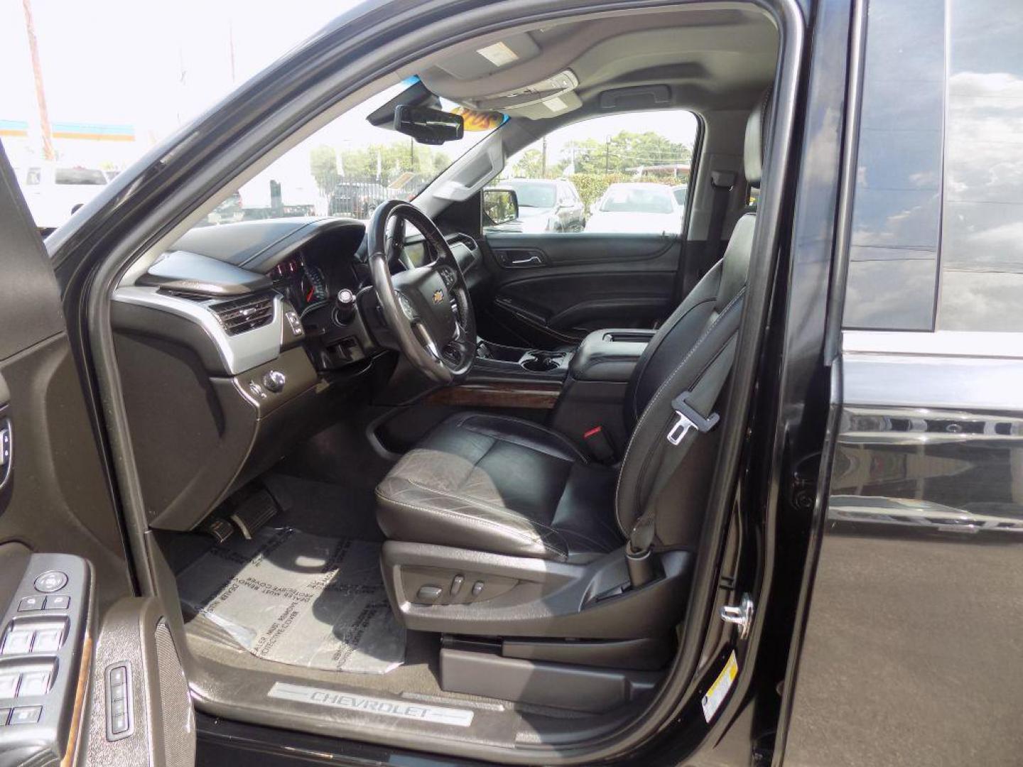 2019 BLACK CHEVROLET TAHOE 1500 LT (1GNSCBKC9KR) with an 5.3L engine, Automatic transmission, located at 830 E. Canino Rd., Houston, TX, 77037, (281) 405-0440, 38.358219, -81.729942 - PAGOS COMODOS, ENGANCHES COMODOS. FINANCIAMIENTO RAPIDO Y FACIL. BUEN CREDITO, MAL CREDITO, COMPRADOR POR PRIMERA VES O NO LICENCIA, CANINO AUTO SALES TE PUEDE AYUDAR! LLAMA/TEXTO O VISITANOS HOY MISMO (281) 405-0440 ESTAMOS LOCALIZADOS EN 830 E. CANINO RD. (ESQUINA CON AIRLINE) HOUSTON, TEXAS - Photo#16