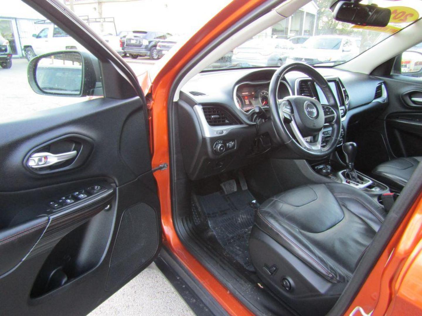 2014 ORANGE JEEP CHEROKEE TRAILHAWK (1C4PJMBS6EW) with an 3.2L engine, Automatic transmission, located at 830 E. Canino Rd., Houston, TX, 77037, (281) 405-0440, 38.358219, -81.729942 - Photo#13