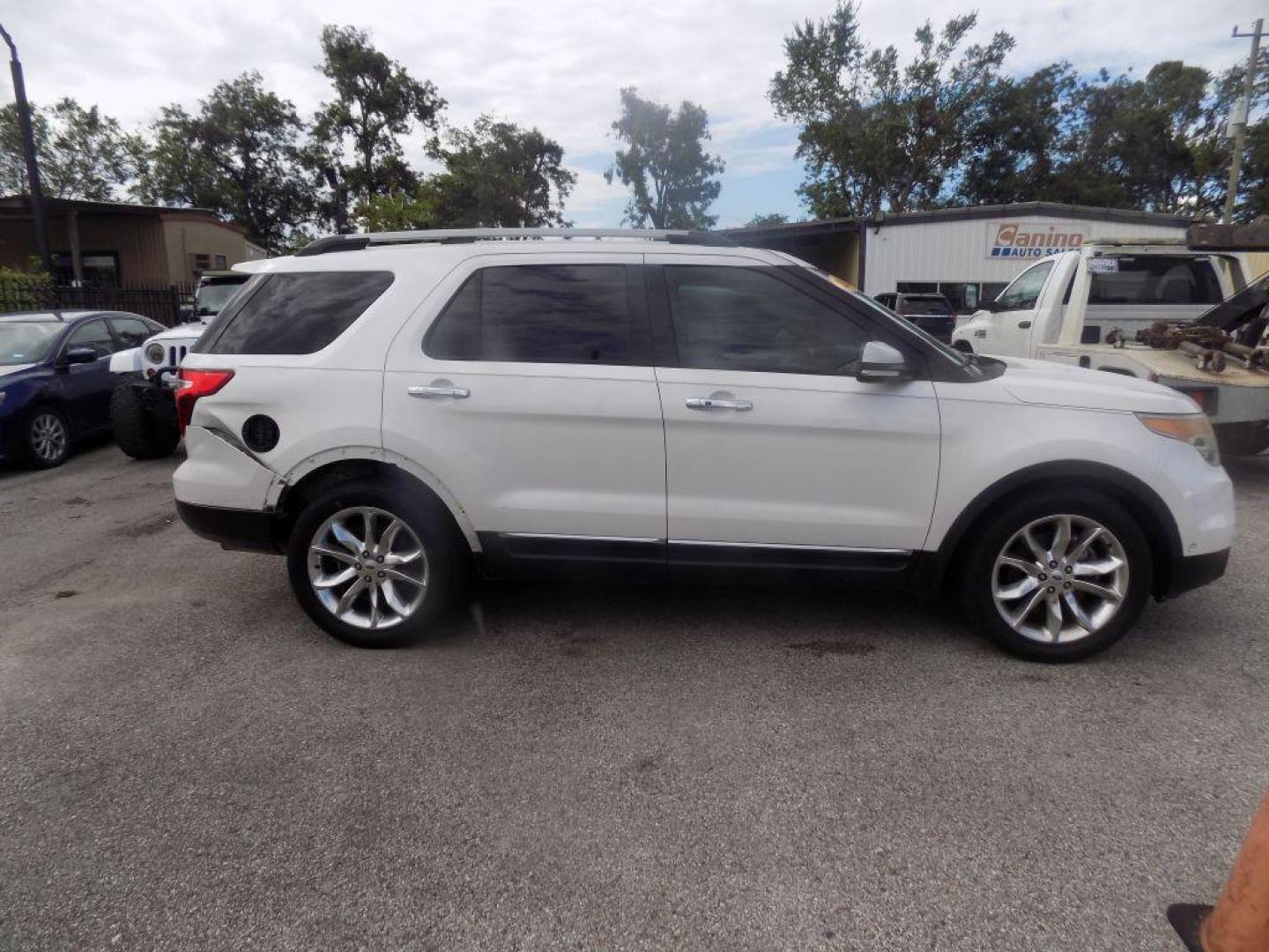 2014 WHITE /Tan FORD EXPLORER LIMITED (1FM5K7F81EG) with an 3.5L engine, Automatic transmission, located at 830 E. Canino Rd., Houston, TX, 77037, (281) 405-0440, 38.358219, -81.729942 - CASH $4400 +TT and L NO FINANCING AVAILABLE FOR THIS VEHICLE VEH HAS BODY DAMAGE ON REAR RIGHT 1/4 PANEL SOLD AS IS CLEAN TITLE - Photo#1