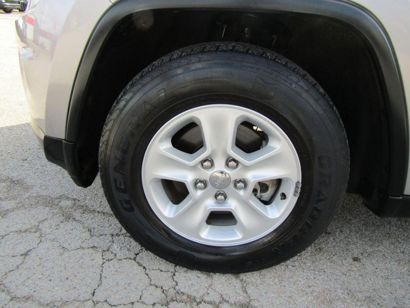 2014 SILVER JEEP GRAND CHEROKEE LAREDO (1C4RJEAG7EC) with an 3.6L engine, Automatic transmission, located at 830 E. Canino Rd., Houston, TX, 77037, (281) 405-0440, 38.358219, -81.729942 - Photo#21