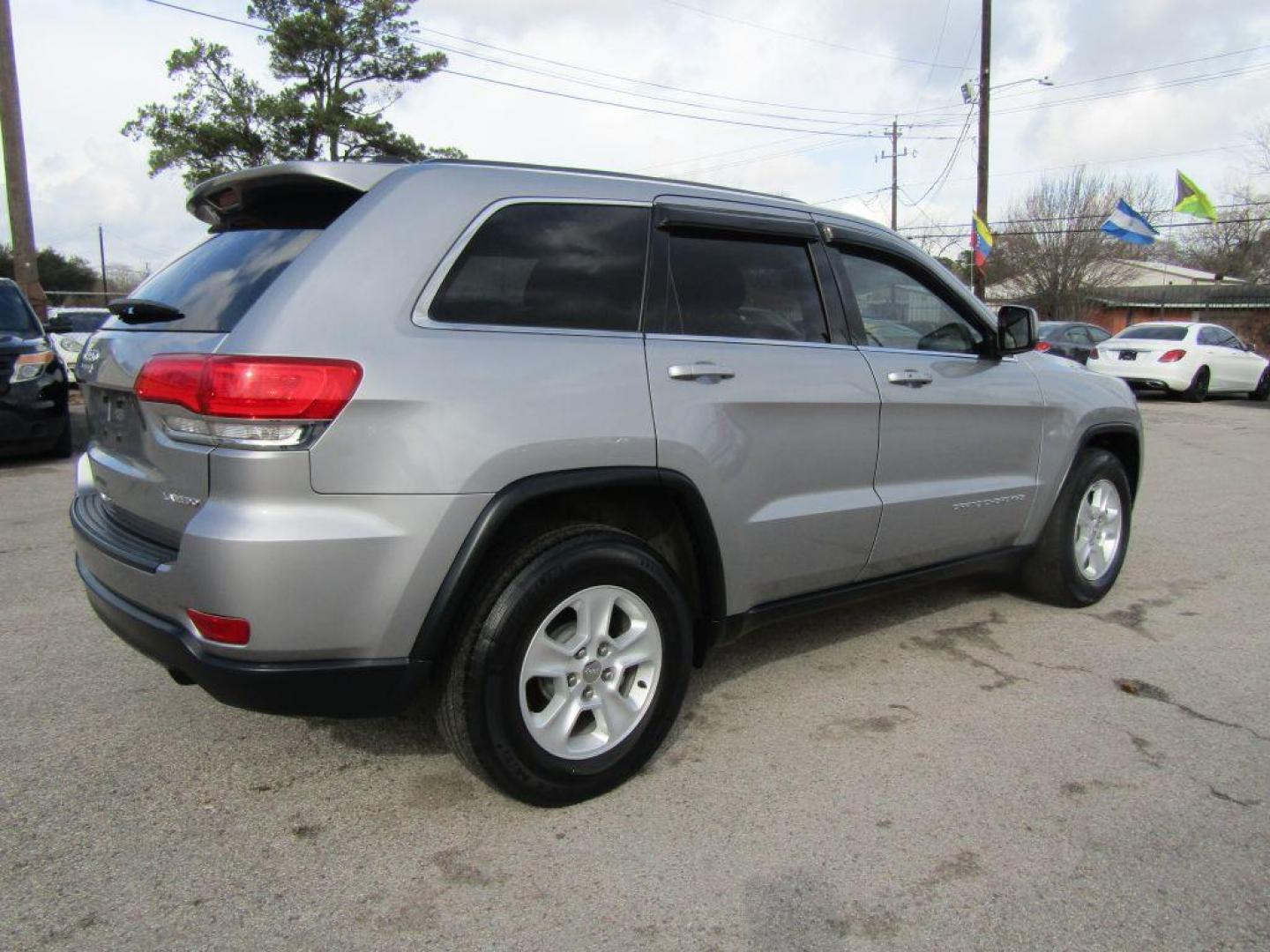 2014 SILVER JEEP GRAND CHEROKEE LAREDO (1C4RJEAG7EC) with an 3.6L engine, Automatic transmission, located at 830 E. Canino Rd., Houston, TX, 77037, (281) 405-0440, 38.358219, -81.729942 - Photo#2