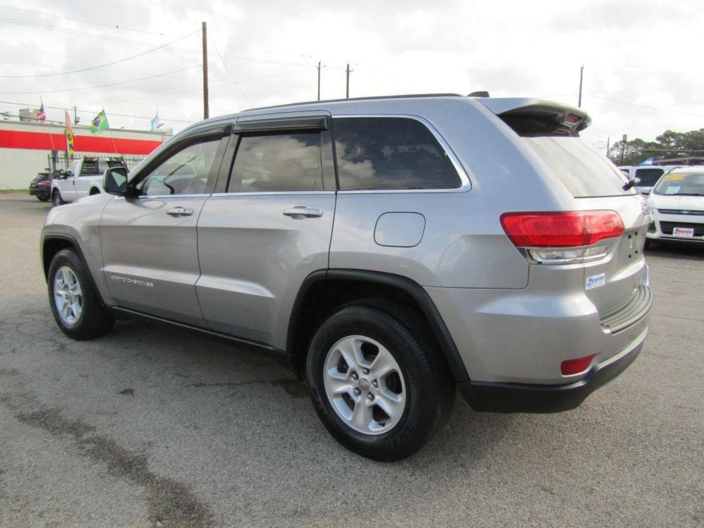 2014 SILVER JEEP GRAND CHEROKEE LAREDO (1C4RJEAG7EC) with an 3.6L engine, Automatic transmission, located at 830 E. Canino Rd., Houston, TX, 77037, (281) 405-0440, 38.358219, -81.729942 - Photo#4