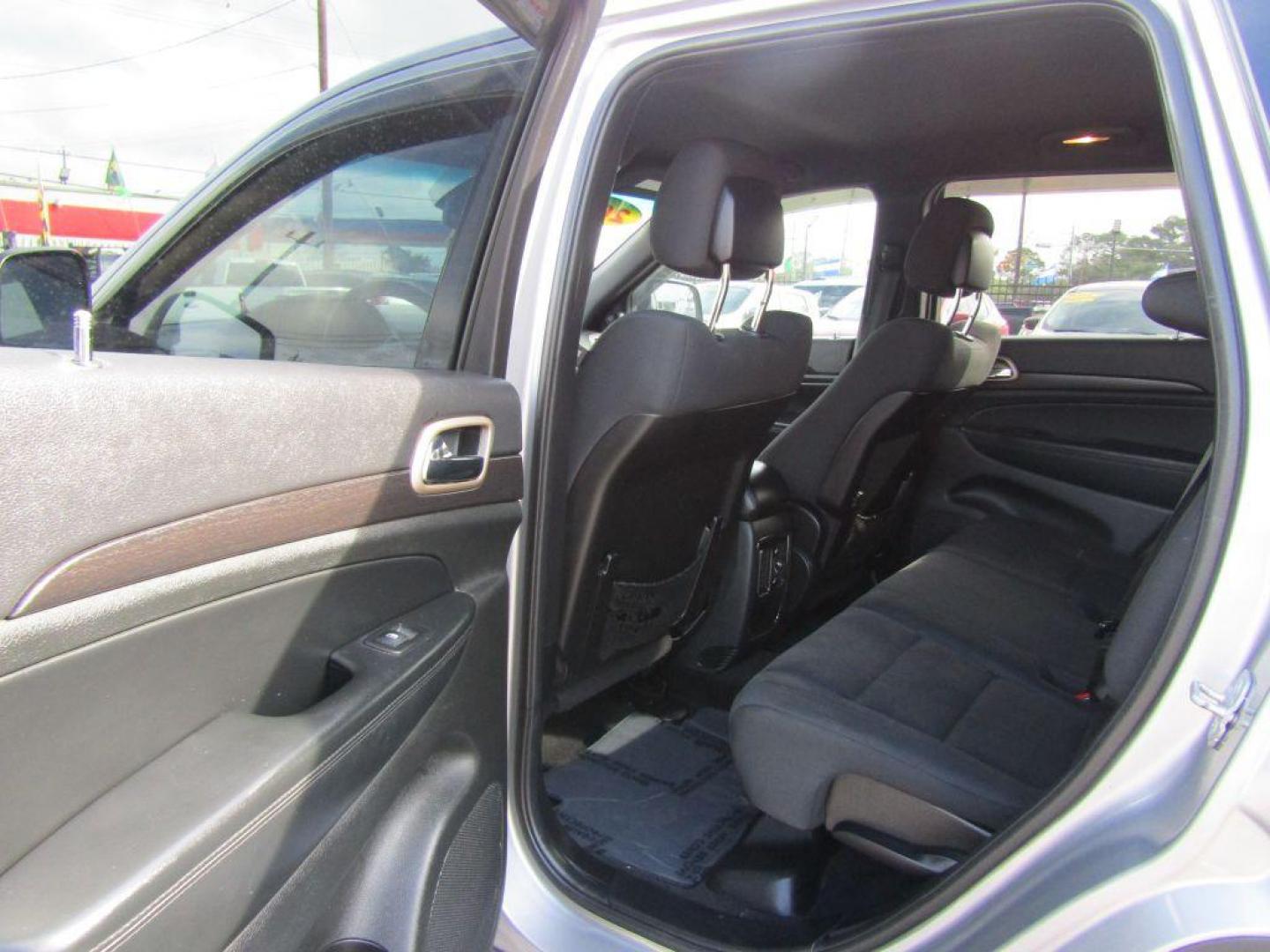 2014 SILVER JEEP GRAND CHEROKEE LAREDO (1C4RJEAG7EC) with an 3.6L engine, Automatic transmission, located at 830 E. Canino Rd., Houston, TX, 77037, (281) 405-0440, 38.358219, -81.729942 - Photo#7