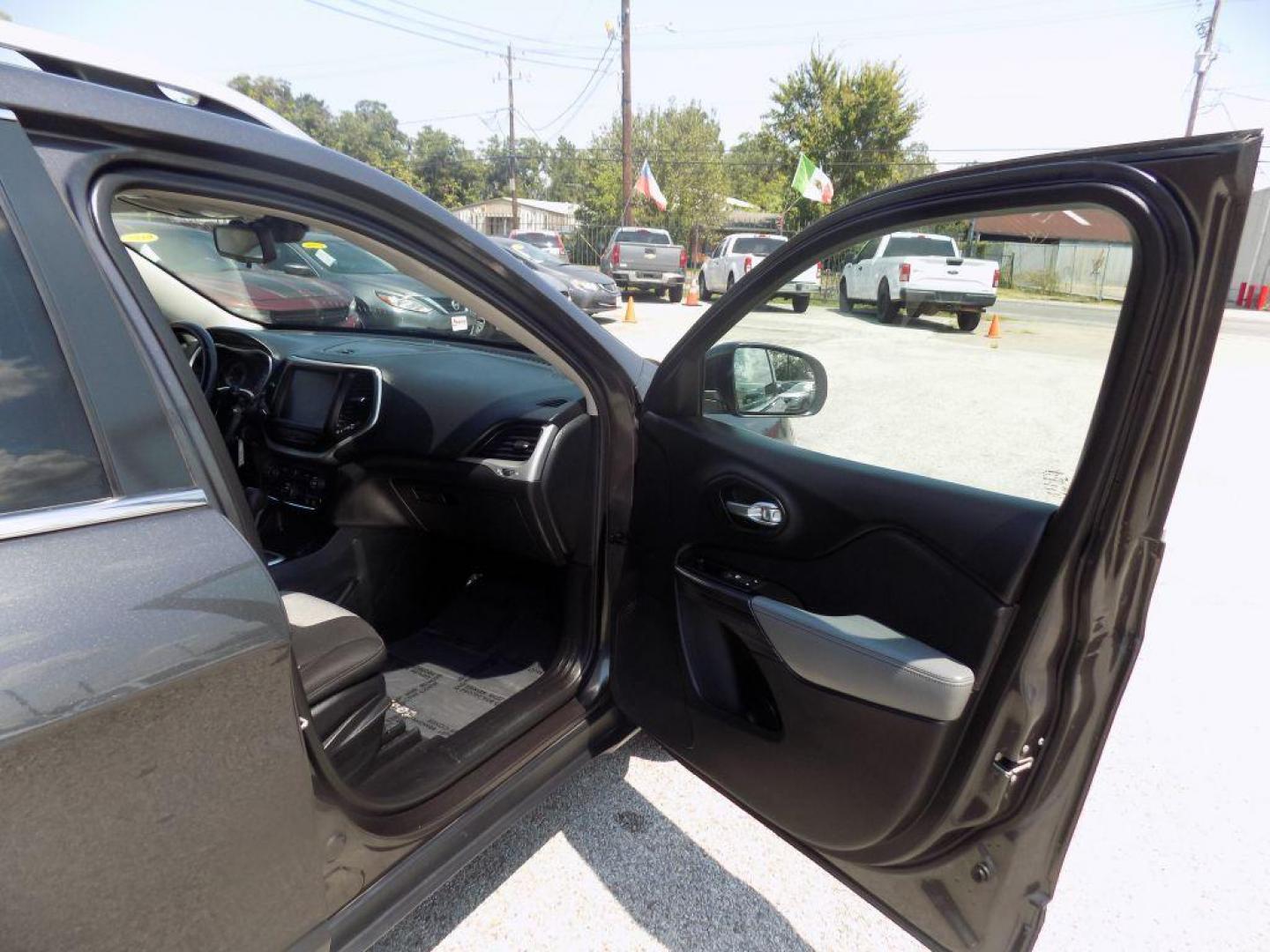 2014 GRAY JEEP CHEROKEE LATITUDE (1C4PJLCS3EW) with an 3.2L engine, Automatic transmission, located at 830 E. Canino Rd., Houston, TX, 77037, (281) 405-0440, 38.358219, -81.729942 - Photo#8