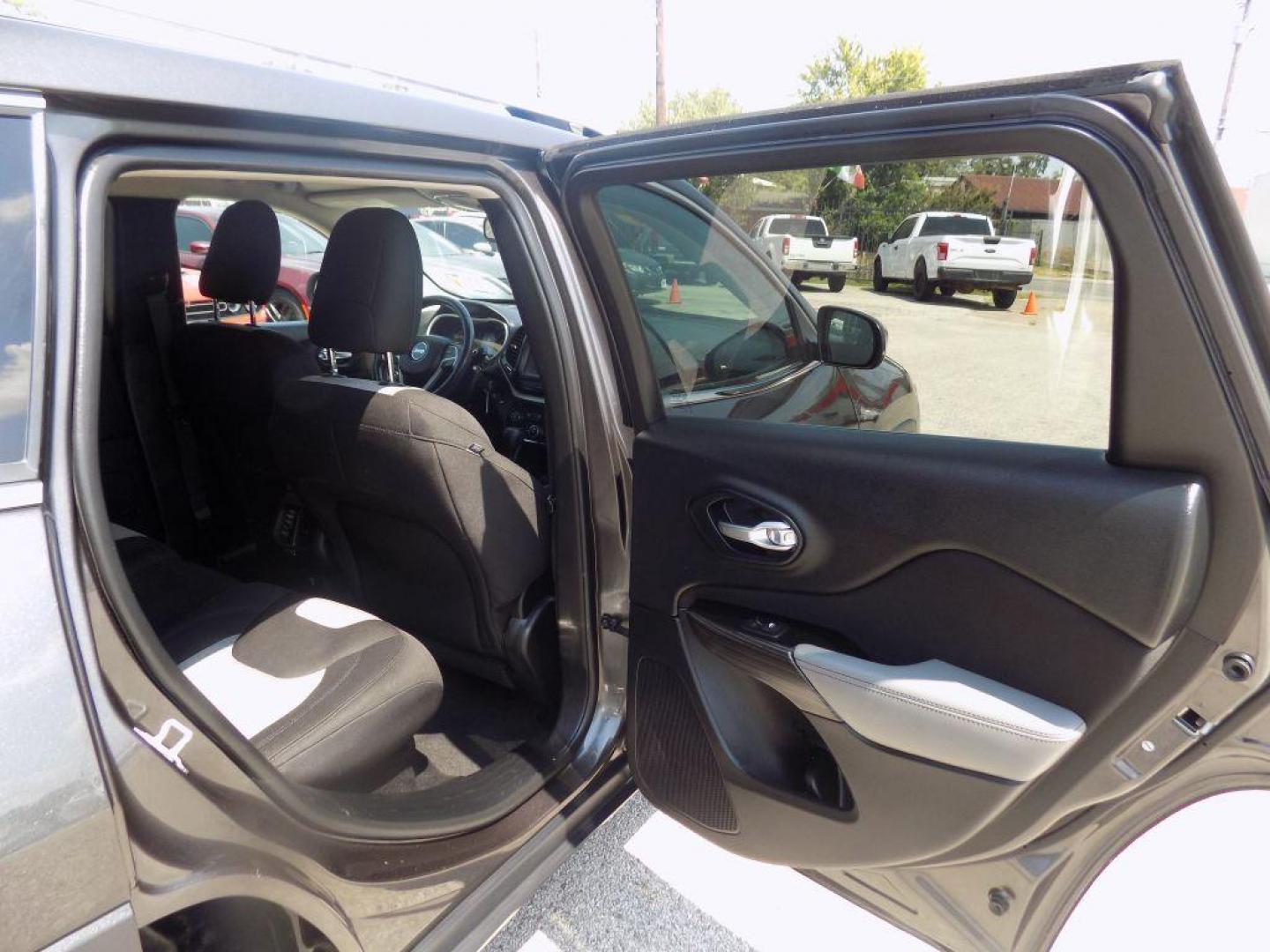 2014 GRAY JEEP CHEROKEE LATITUDE (1C4PJLCS3EW) with an 3.2L engine, Automatic transmission, located at 830 E. Canino Rd., Houston, TX, 77037, (281) 405-0440, 38.358219, -81.729942 - Photo#10