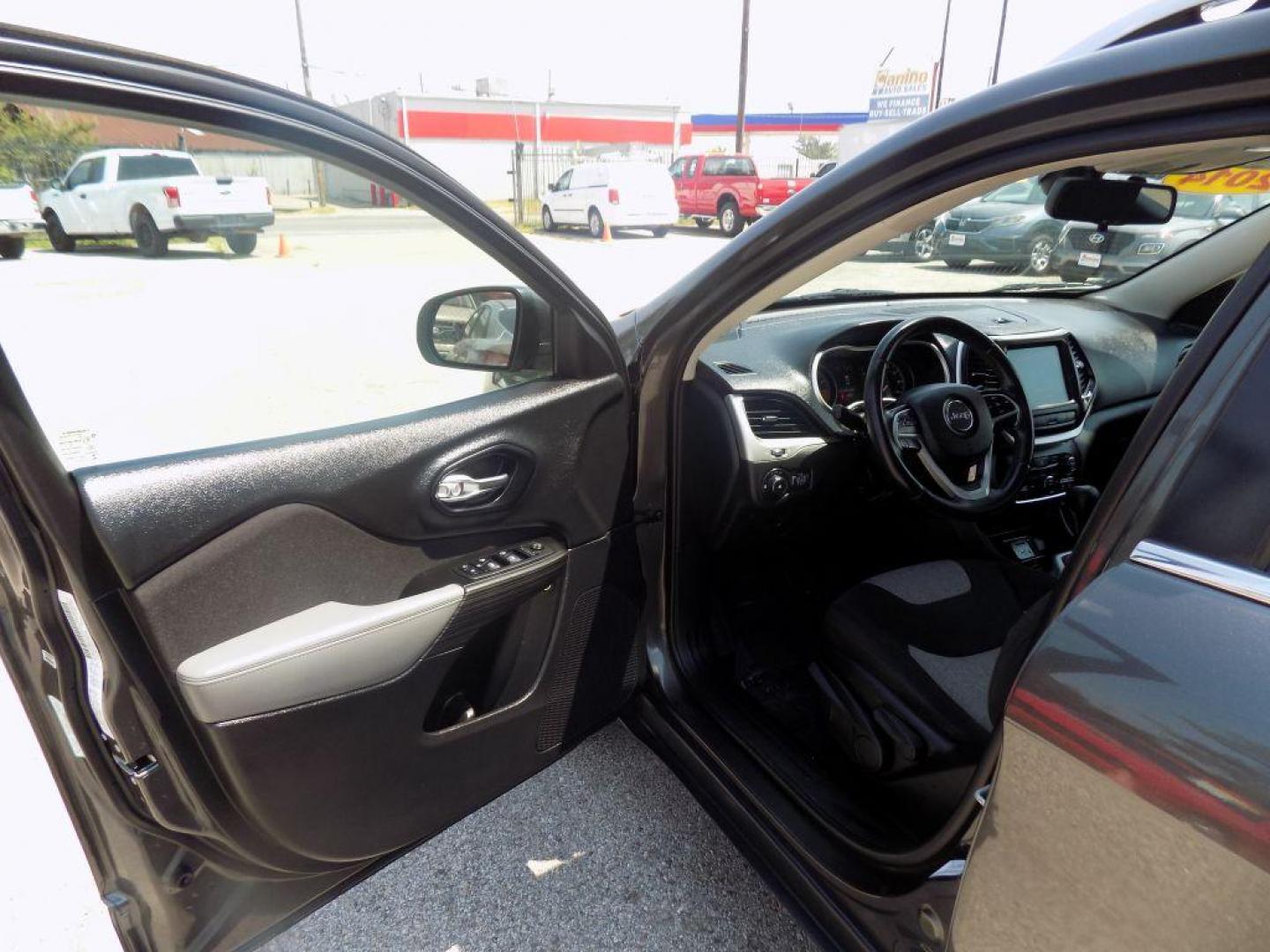 2014 GRAY JEEP CHEROKEE LATITUDE (1C4PJLCS3EW) with an 3.2L engine, Automatic transmission, located at 830 E. Canino Rd., Houston, TX, 77037, (281) 405-0440, 38.358219, -81.729942 - Photo#15