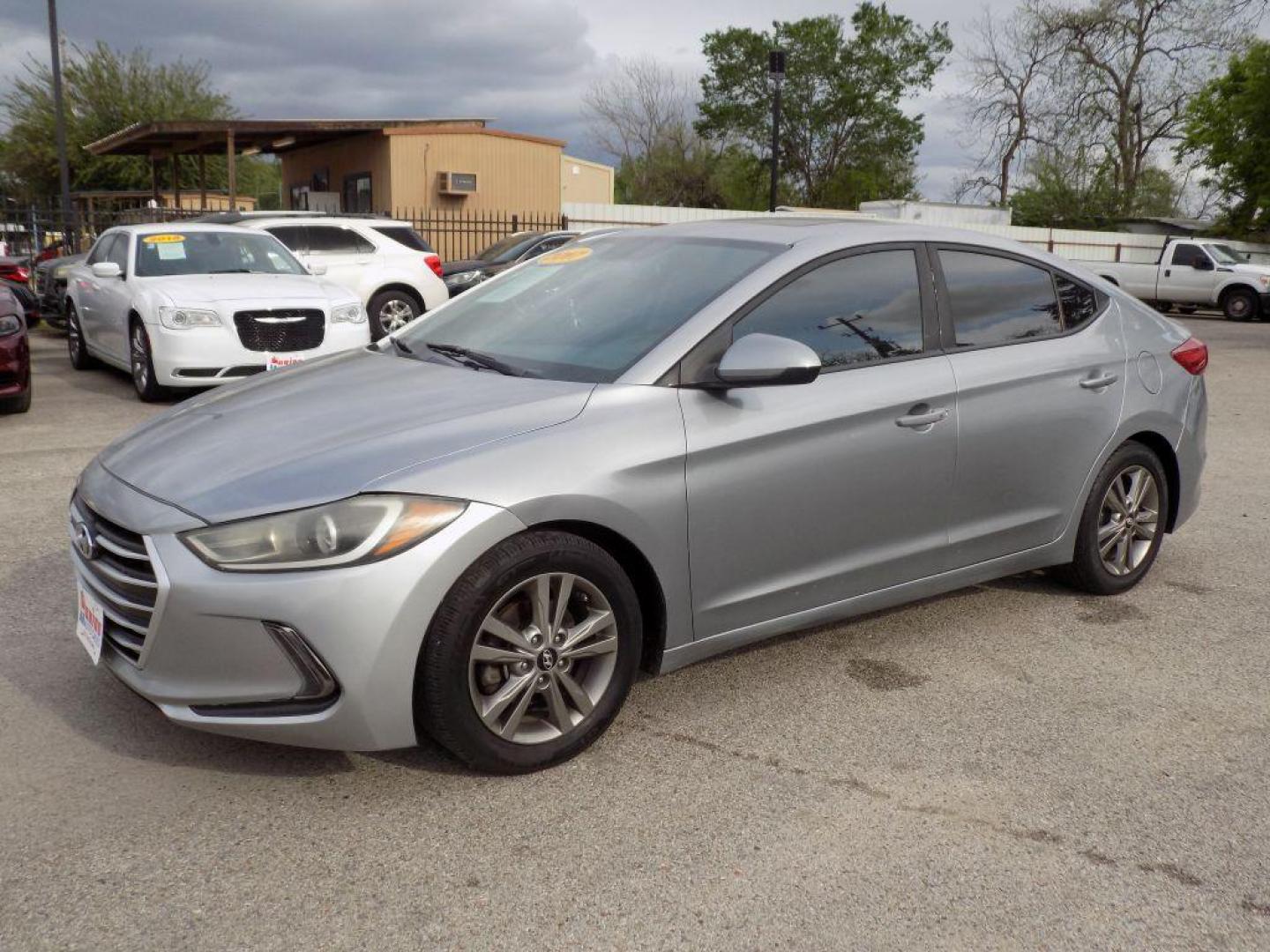 2017 SILVER HYUNDAI ELANTRA SE (5NPD84LF3HH) with an 2.0L engine, Automatic transmission, located at 830 E. Canino Rd., Houston, TX, 77037, (281) 405-0440, 38.358219, -81.729942 - VENGA A VISITARNOS A CANINO AUTO SALES. ENTRE CAMINANDO Y SALGA MANEJANDO. APROVACION GARANTIZADA CON REQUISITOS MINIMOS! PREGUNTEN POR JESSICA, MAY, O CARRIE PARA SU APROBACION SEGURA. ??830 E CANINO RD HOUSTON TX 77037 ??(281) 405-0440 come visit us today!! walk in/ drive out in minutes! - Photo#5