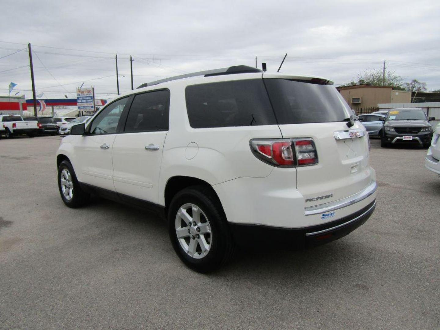 2014 WHITE GMC ACADIA SLE (1GKKRNED1EJ) with an 3.6L engine, Automatic transmission, located at 830 E. Canino Rd., Houston, TX, 77037, (281) 405-0440, 38.358219, -81.729942 - Photo#2