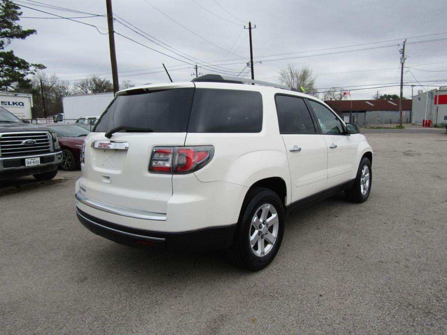 2014 WHITE GMC ACADIA SLE (1GKKRNED1EJ) with an 3.6L engine, Automatic transmission, located at 830 E. Canino Rd., Houston, TX, 77037, (281) 405-0440, 38.358219, -81.729942 - Photo#4