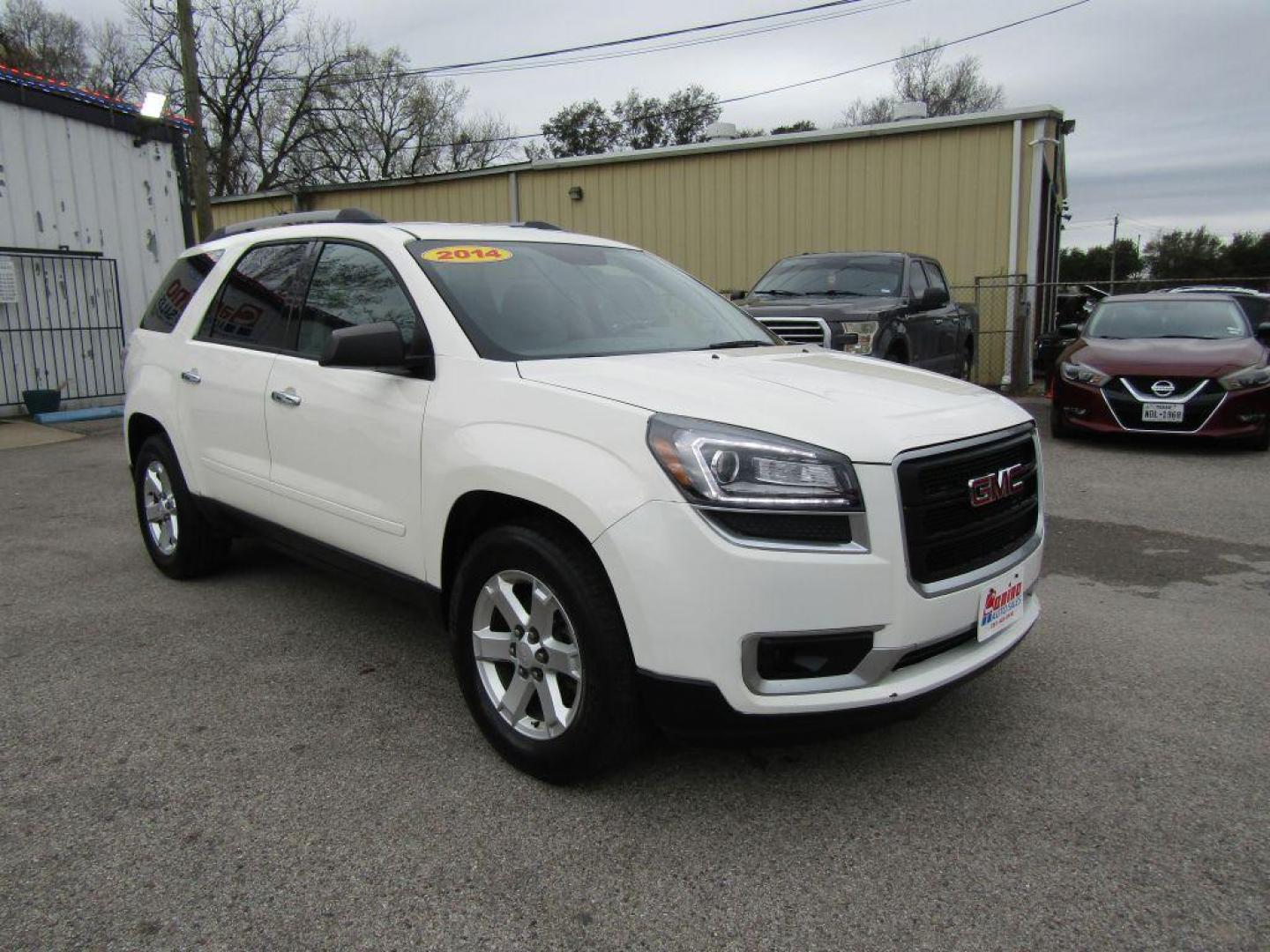 2014 WHITE GMC ACADIA SLE (1GKKRNED1EJ) with an 3.6L engine, Automatic transmission, located at 830 E. Canino Rd., Houston, TX, 77037, (281) 405-0440, 38.358219, -81.729942 - Photo#5