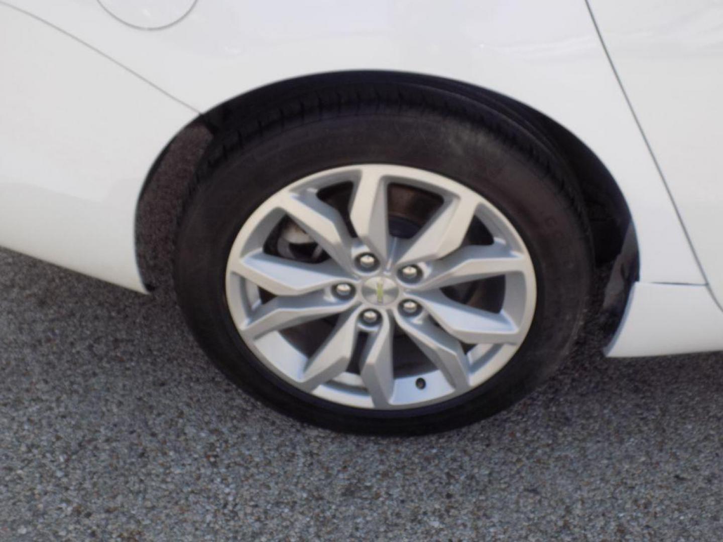 2017 WHITE CHEVROLET IMPALA LT (1G1105S39HU) with an 3.6L engine, Automatic transmission, located at 830 E. Canino Rd., Houston, TX, 77037, (281) 405-0440, 38.358219, -81.729942 - Photo#20