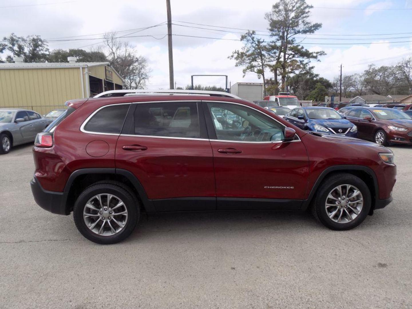 2019 RED JEEP CHEROKEE LATITUDE PLUS (1C4PJLLX5KD) with an 3.2L engine, Automatic transmission, located at 830 E. Canino Rd., Houston, TX, 77037, (281) 405-0440, 38.358219, -81.729942 - Photo#1