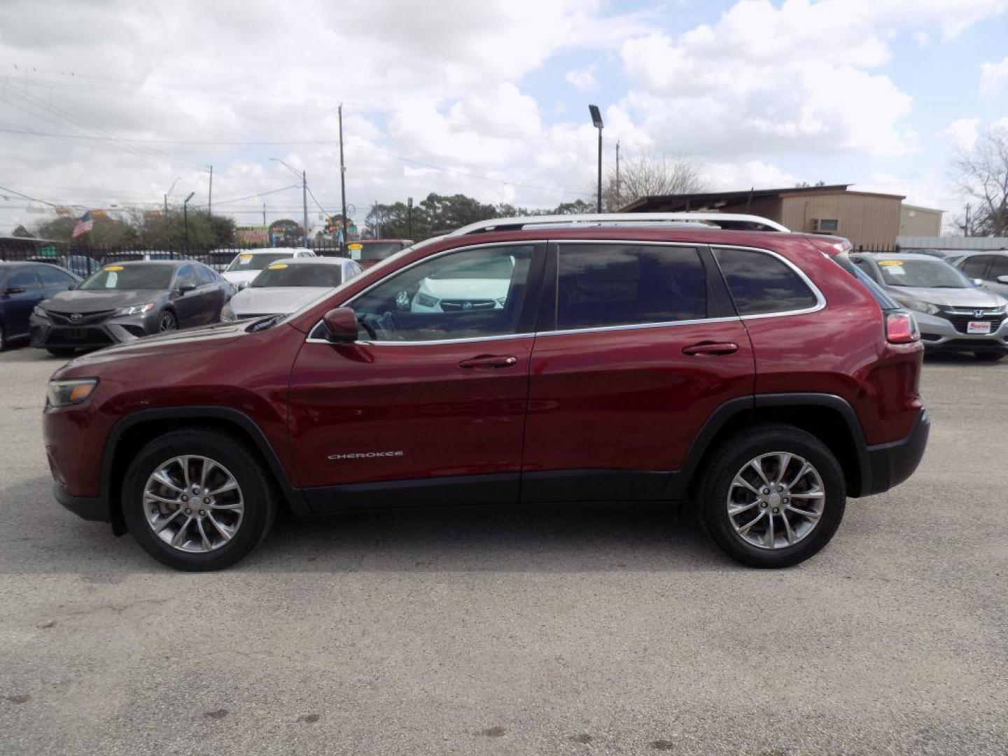 2019 RED JEEP CHEROKEE LATITUDE PLUS (1C4PJLLX5KD) with an 3.2L engine, Automatic transmission, located at 830 E. Canino Rd., Houston, TX, 77037, (281) 405-0440, 38.358219, -81.729942 - Photo#3