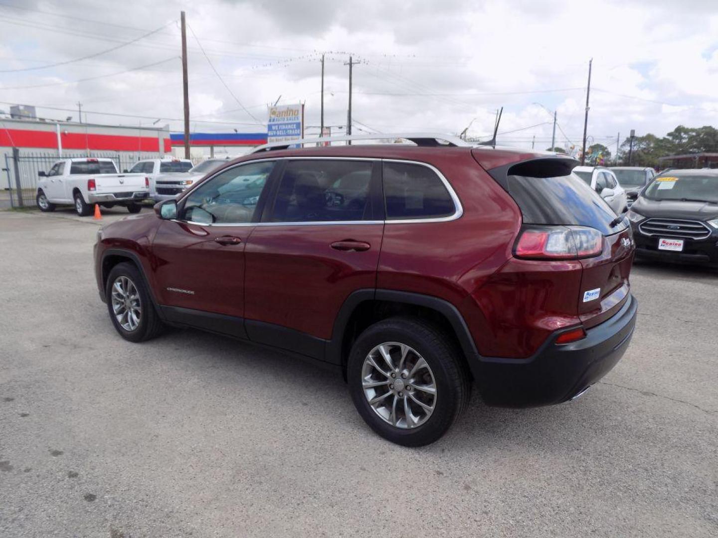 2019 RED JEEP CHEROKEE LATITUDE PLUS (1C4PJLLX5KD) with an 3.2L engine, Automatic transmission, located at 830 E. Canino Rd., Houston, TX, 77037, (281) 405-0440, 38.358219, -81.729942 - Photo#4