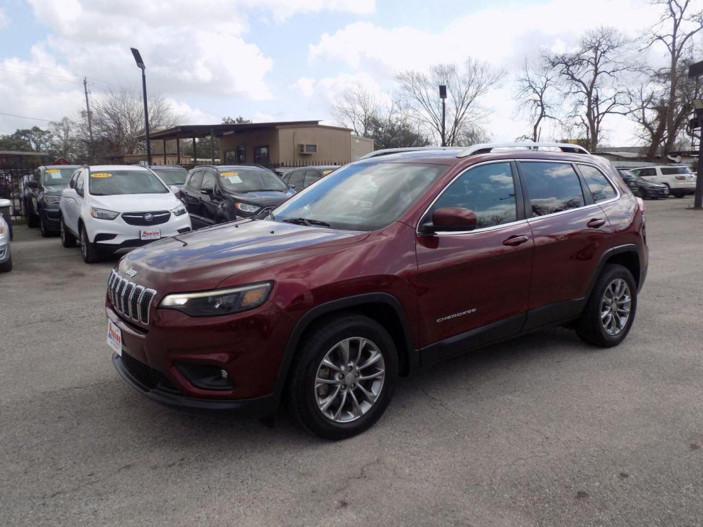 2019 RED JEEP CHEROKEE LATITUDE PLUS (1C4PJLLX5KD) with an 3.2L engine, Automatic transmission, located at 830 E. Canino Rd., Houston, TX, 77037, (281) 405-0440, 38.358219, -81.729942 - Photo#5